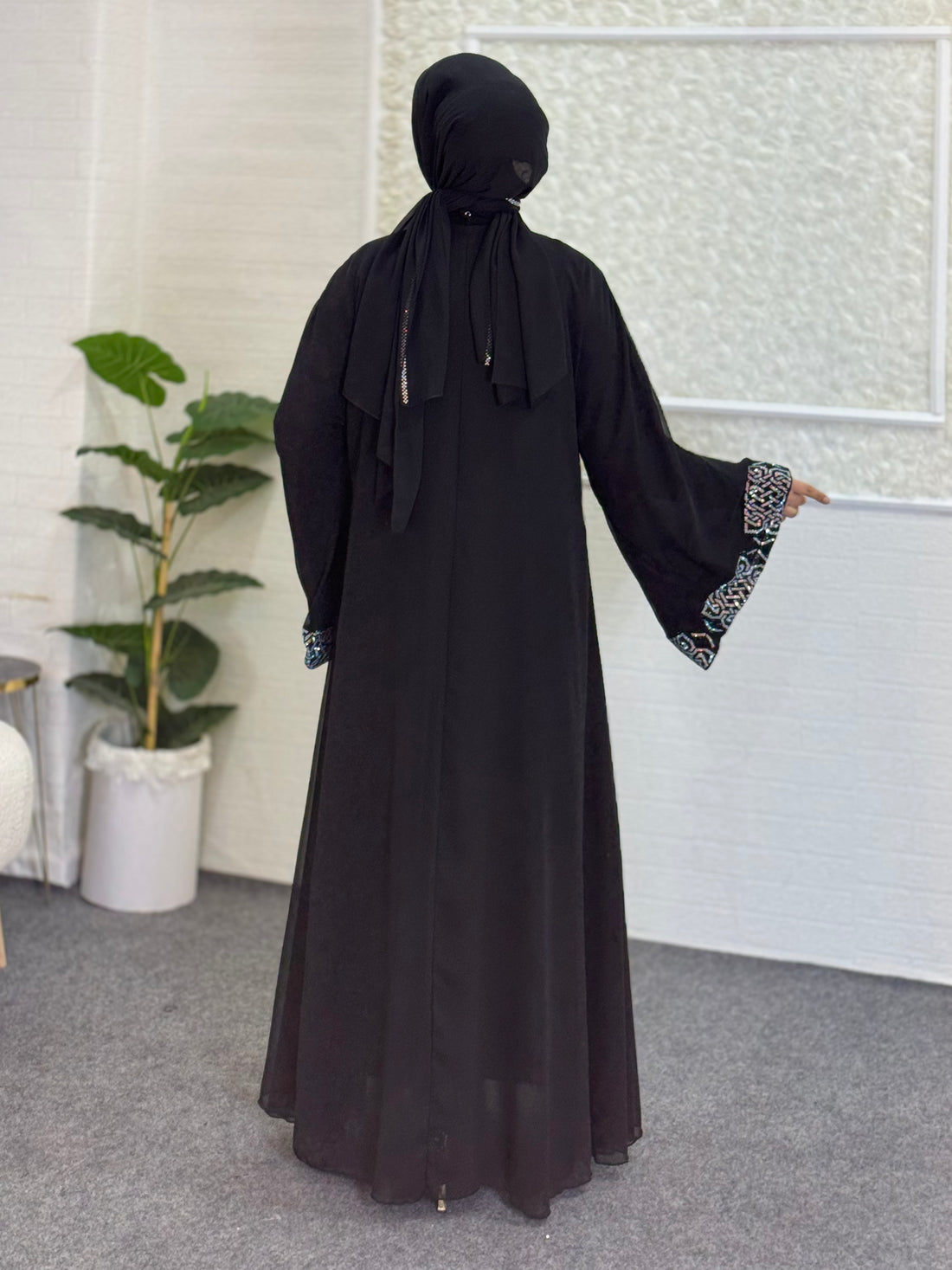عباية أنيقة مفتوحة من الأمام وأحجار جانجان