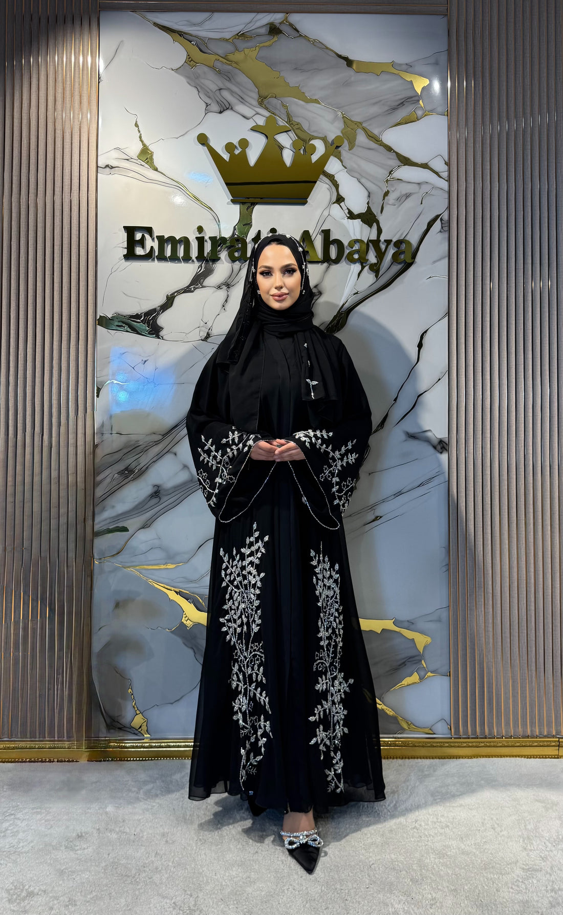 El İşlemli Kadife Kumaş Beyaz Taşlı Yaprak Desenli Abaya