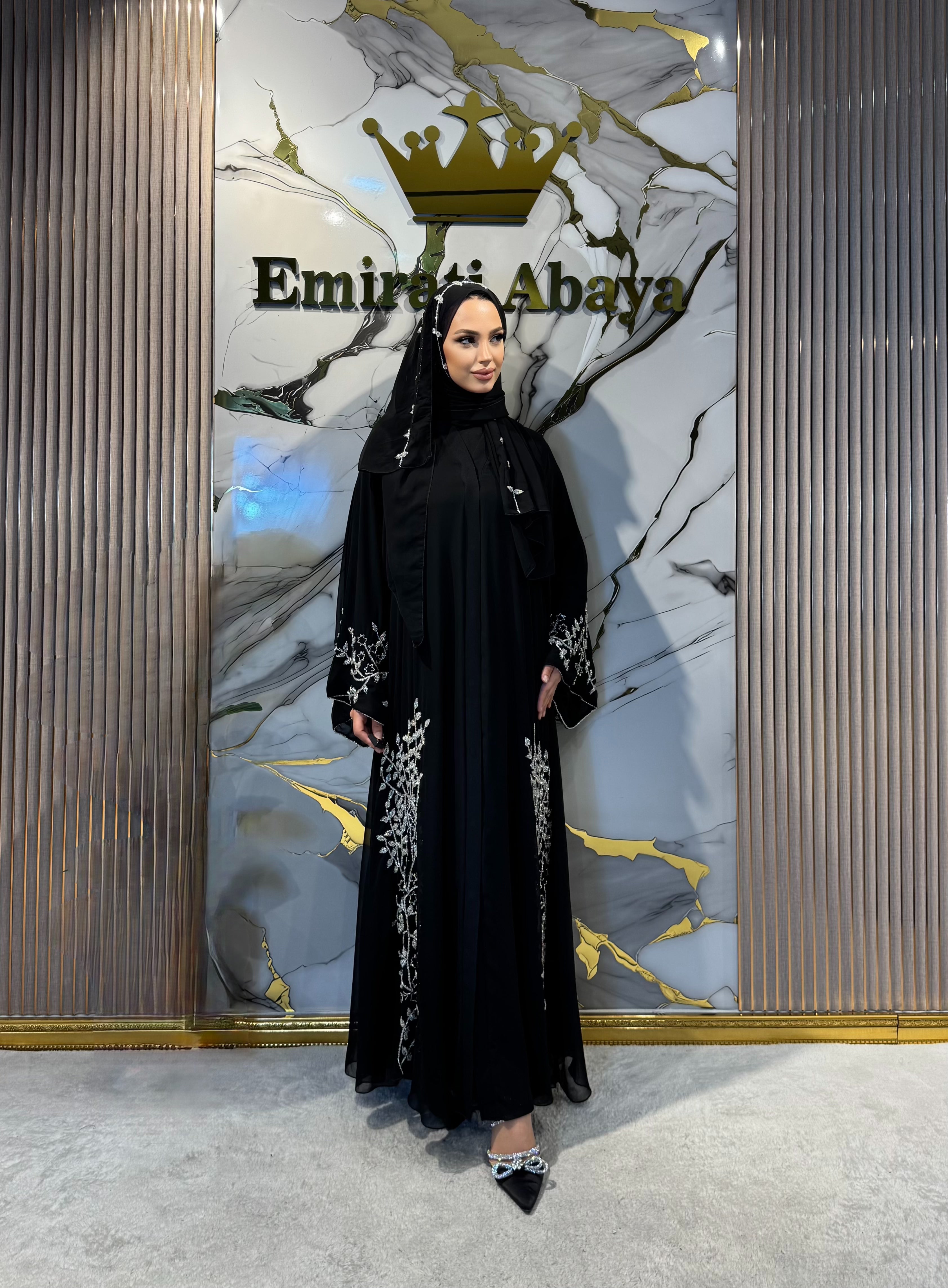 El İşlemli Kadife Kumaş Beyaz Taşlı Yaprak Desenli Abaya