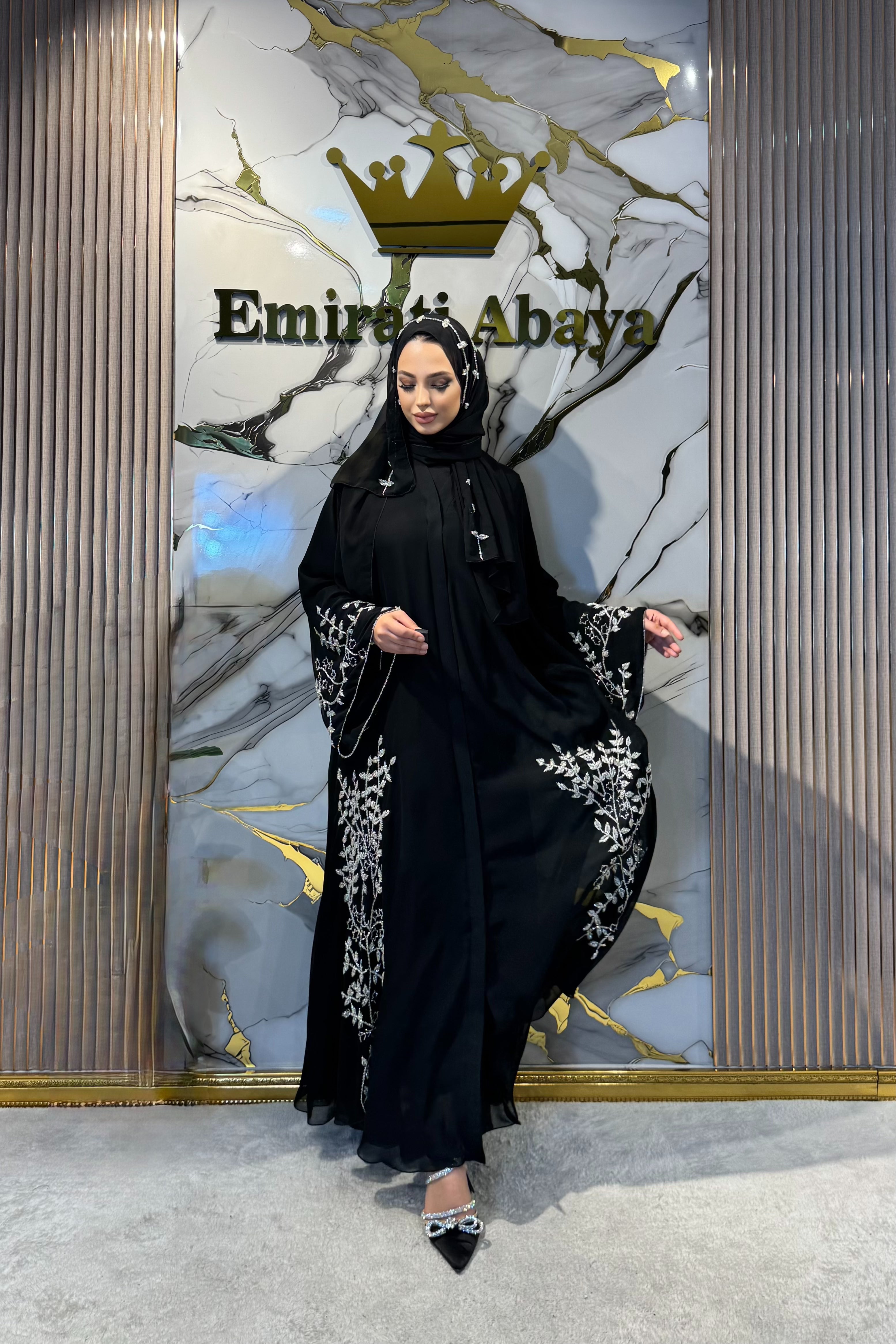 El İşlemli Şifon Kumaş Beyaz Taşlı Yaprak Desenli Abaya