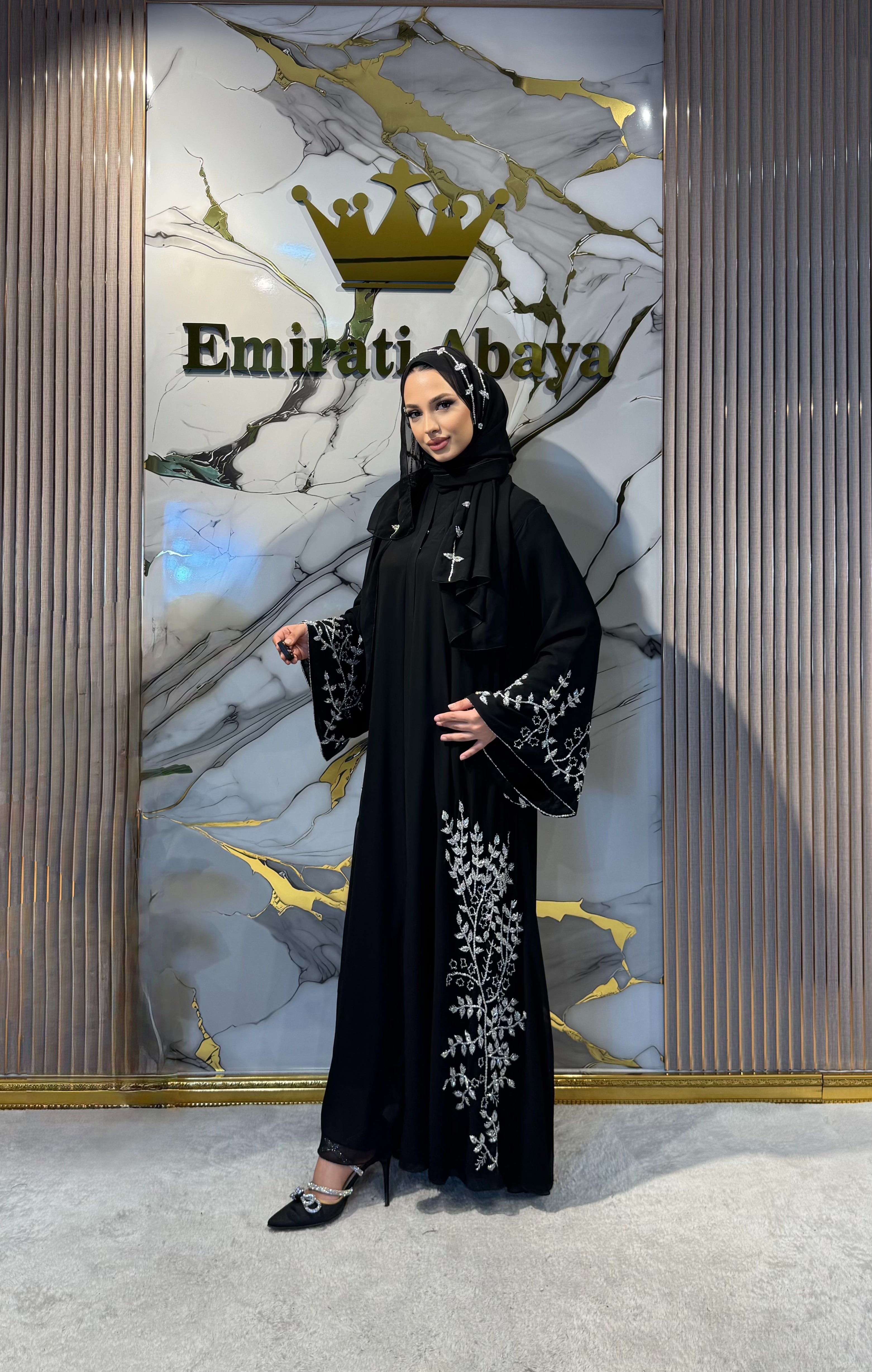 El İşlemli Kadife Kumaş Beyaz Taşlı Yaprak Desenli Abaya