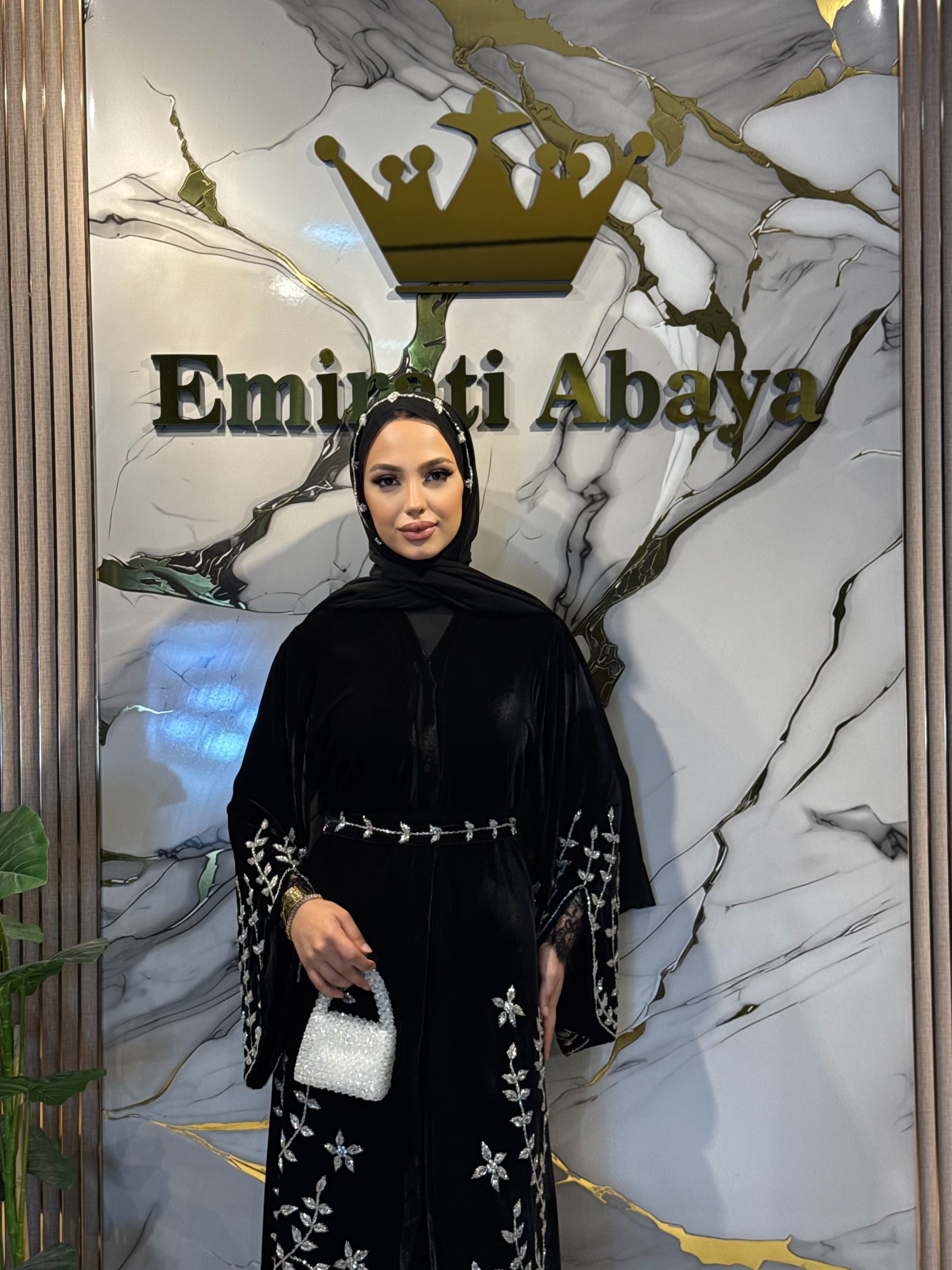 El İşlemli Kadife Kumaş Beyaz Taşlı Yaprak Desenli Abaya