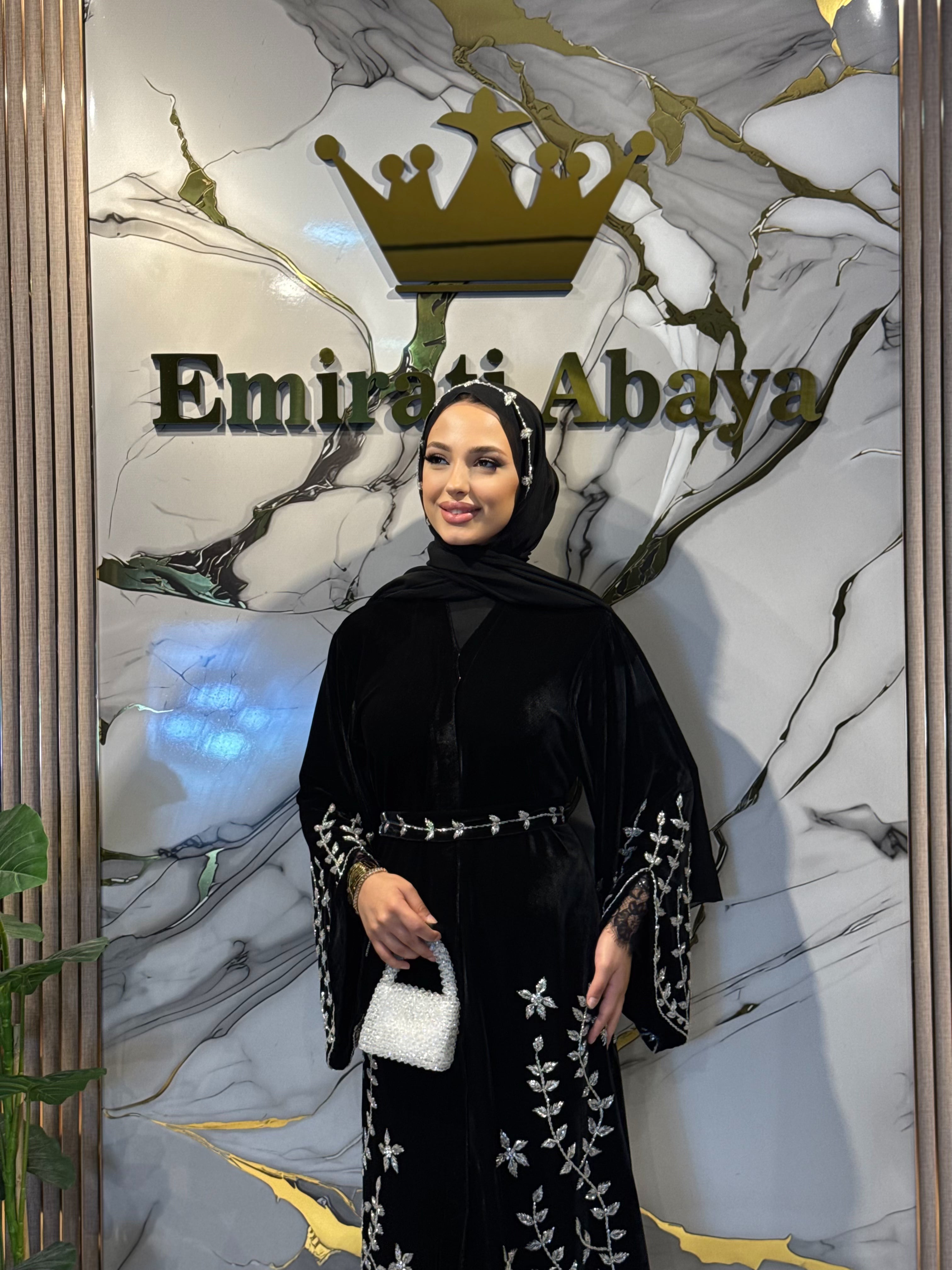 El İşlemli Kadife Kumaş Beyaz Taşlı Yaprak Desenli Abaya