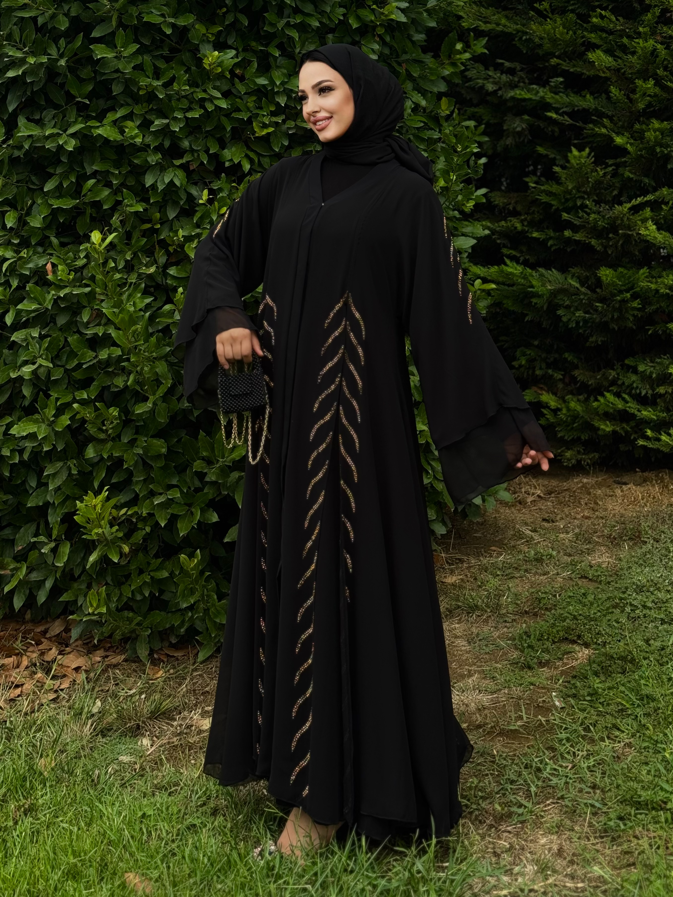 Önü Yırtmaçlı Gold Taşlı Siyah Abaya