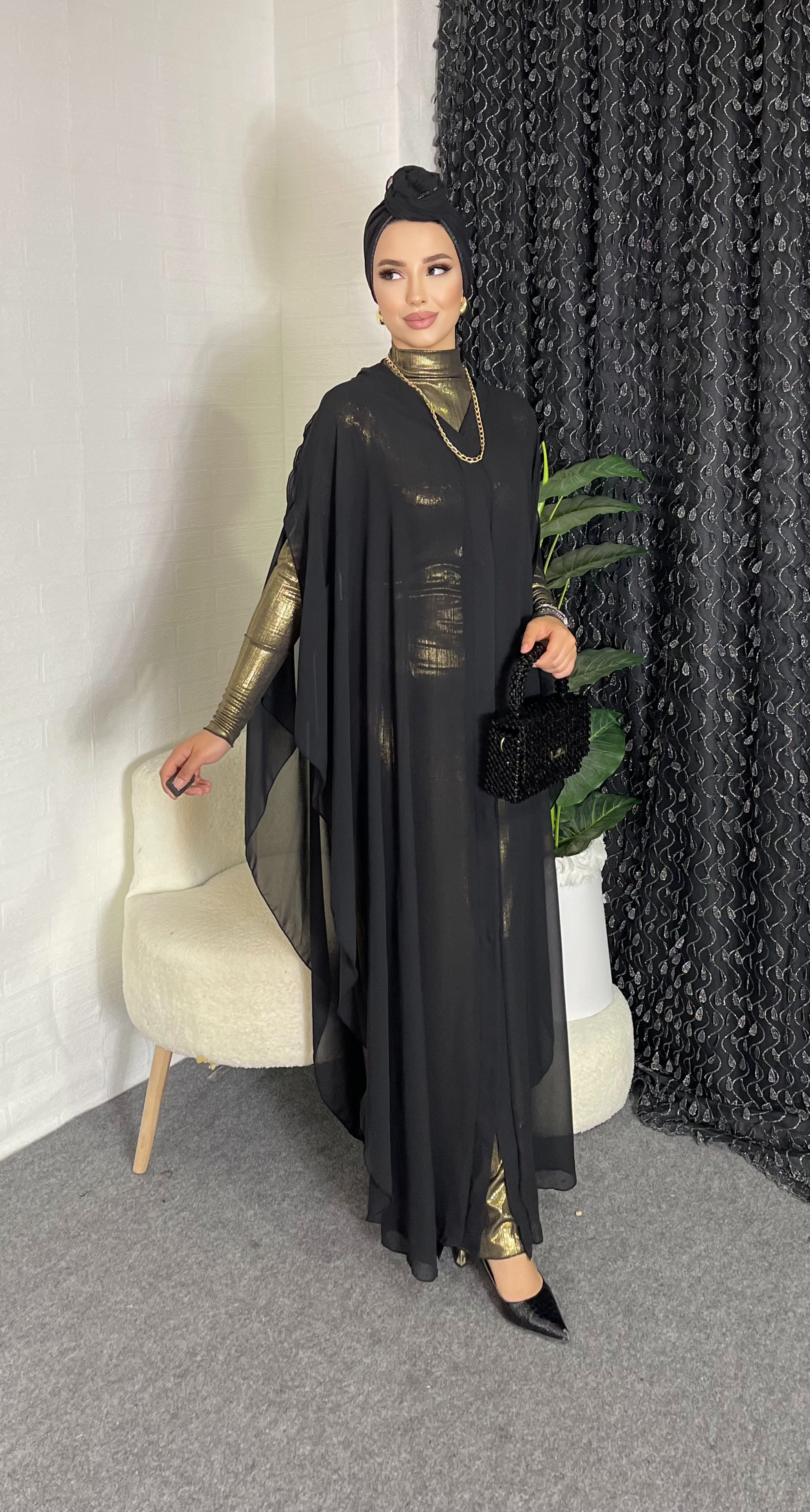 Altın Içlikli Siyah Şifon Abaya