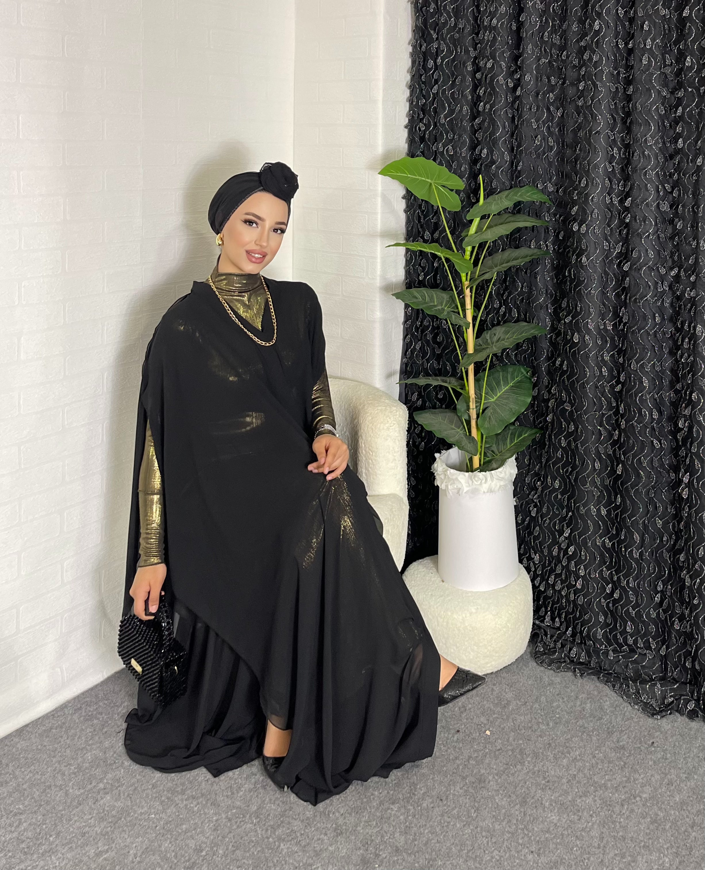 Altın Içlikli Siyah Şifon Abaya