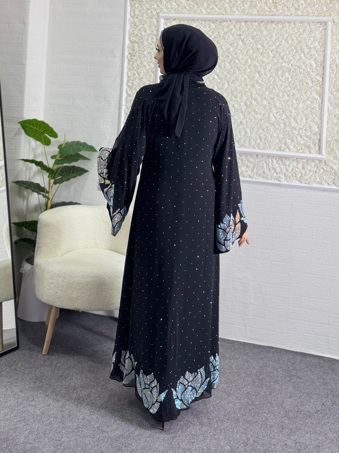 مجموعة مذهلة من ثلاث طبقات مرصعة بأحجار سواروفسكي السوداء