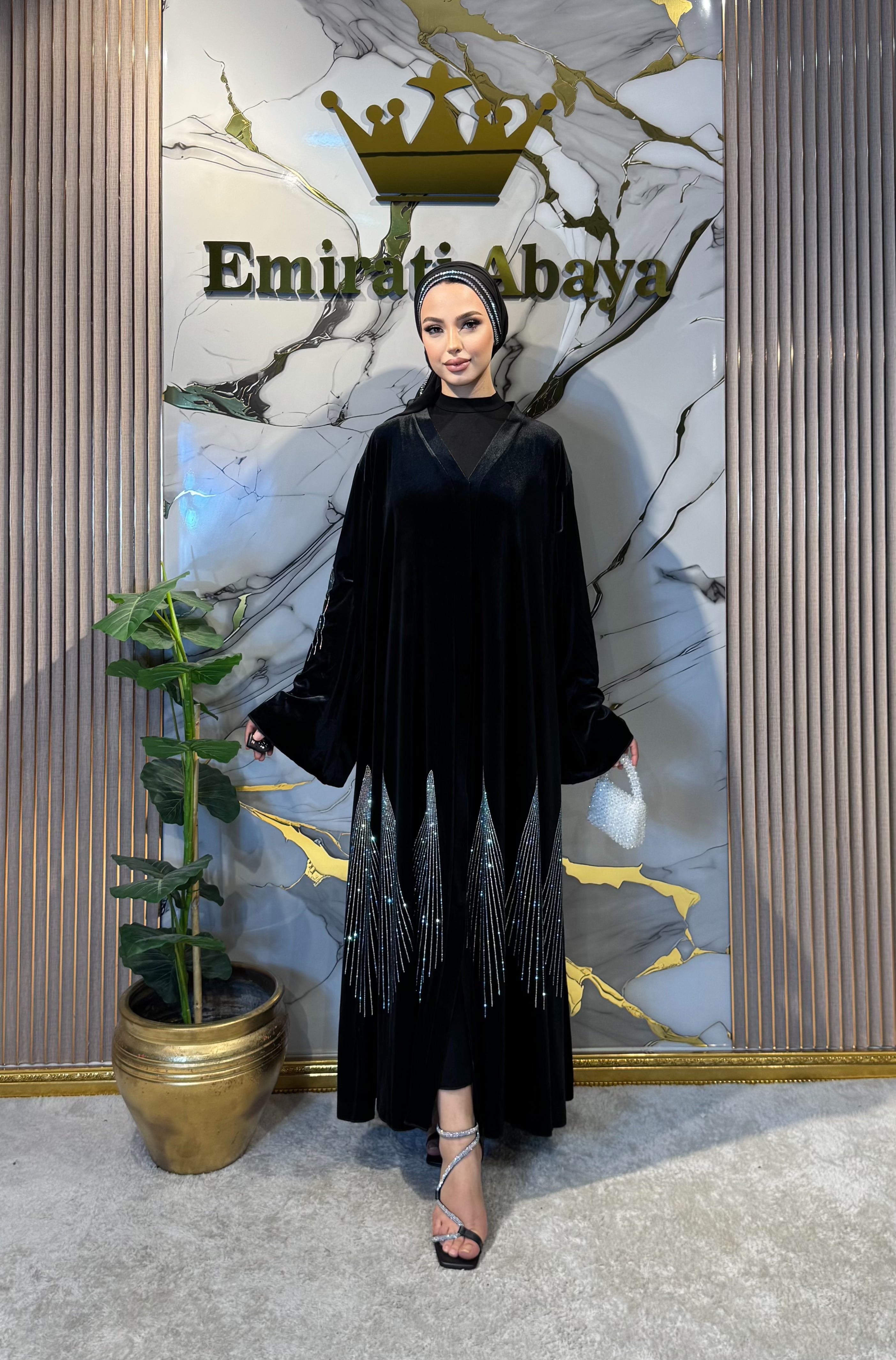 عباية مخملية سوداء مع تنورة من جان جان ستون