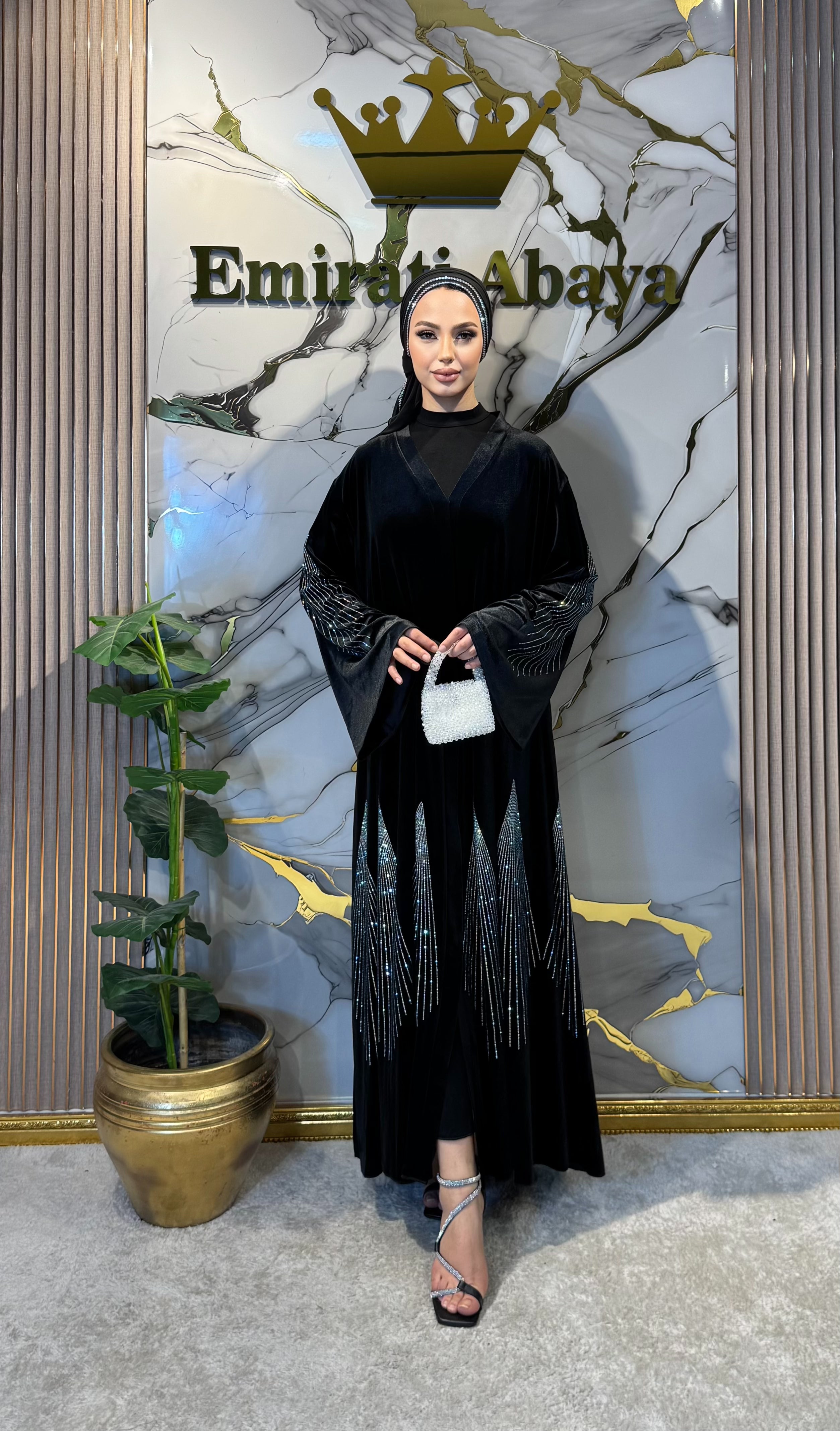 عباية مخملية سوداء مع تنورة من جان جان ستون