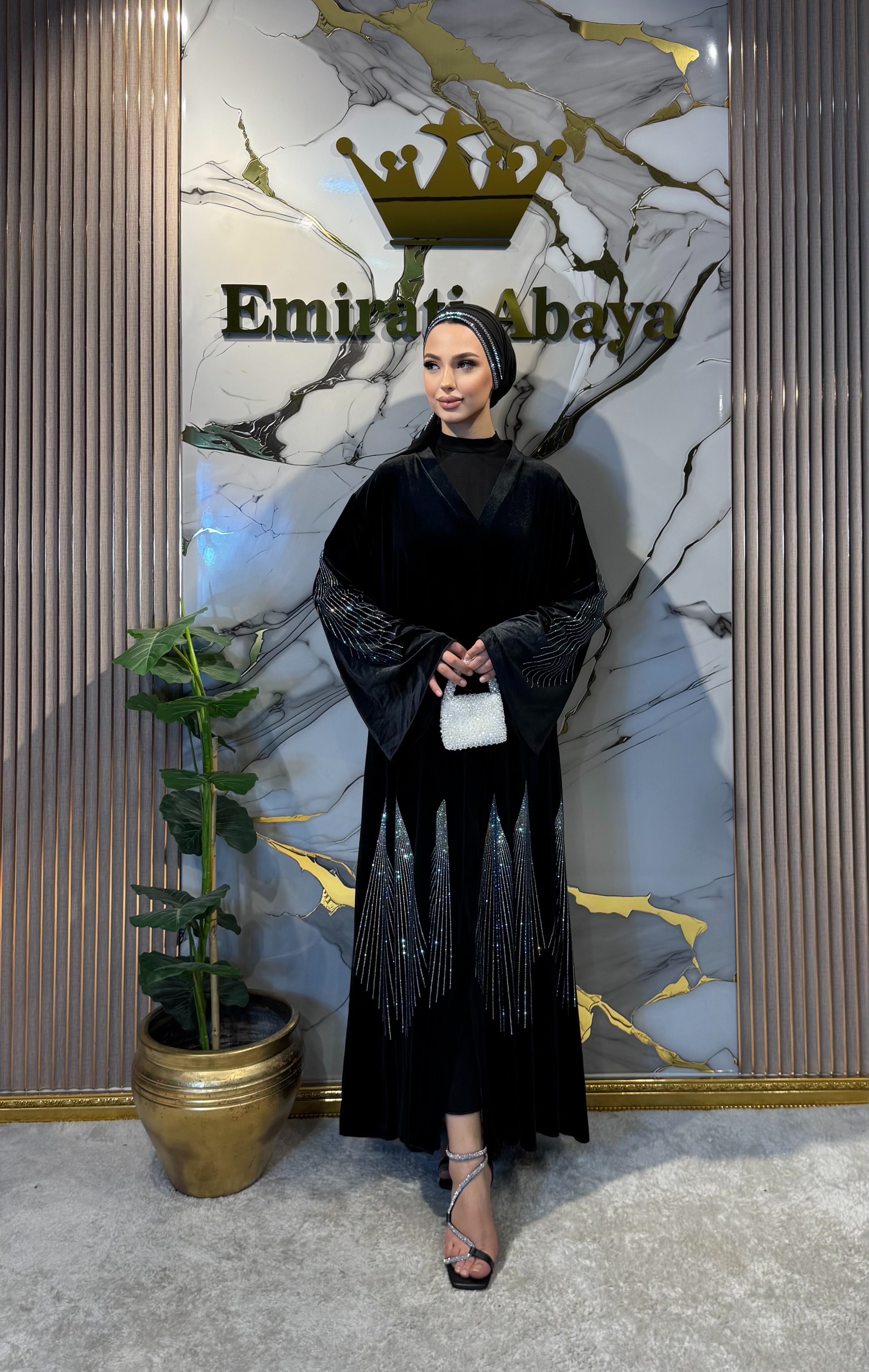 عباية مخملية سوداء مع تنورة من جان جان ستون