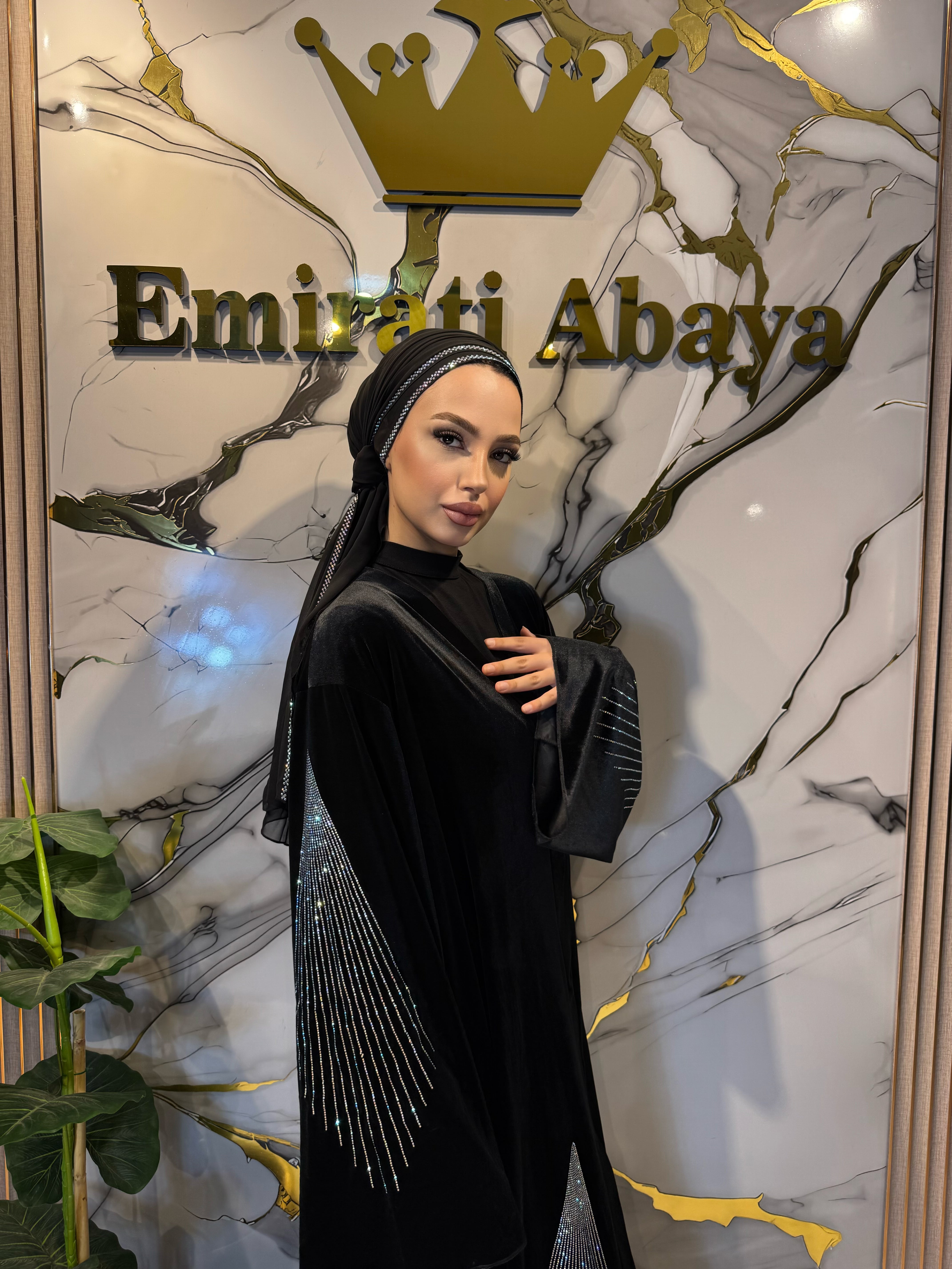 عباية مخملية سوداء مع تنورة من جان جان ستون