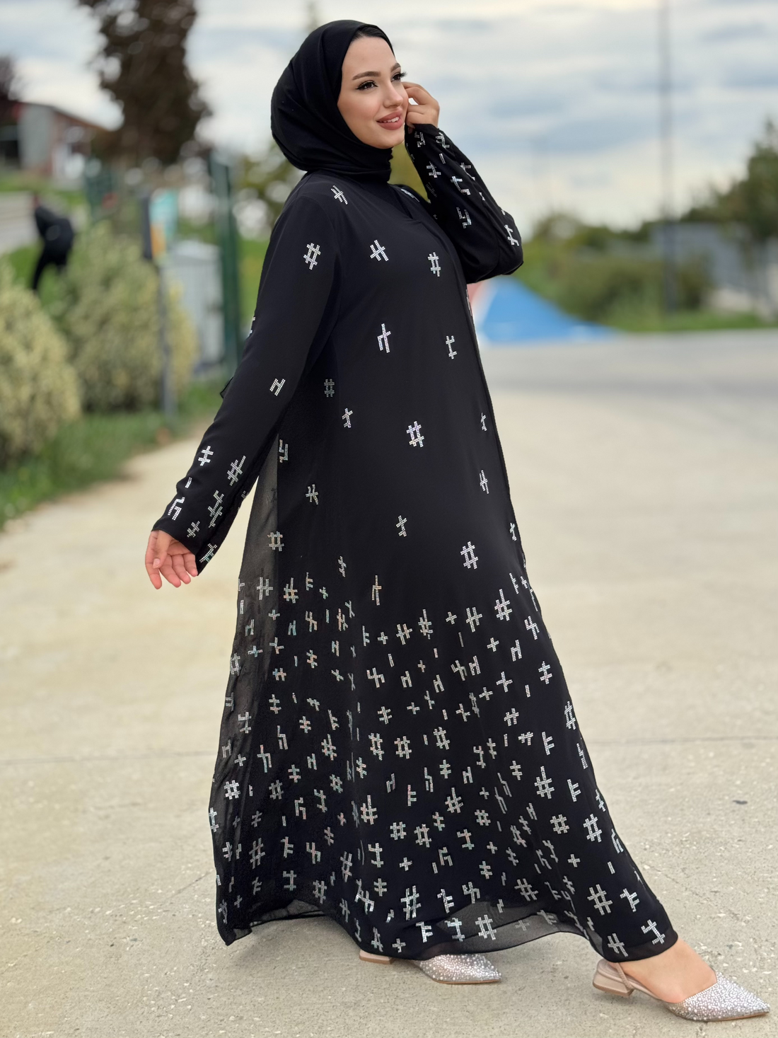 عباية سوداء أنيقة مزينة بأحجار سواروفسكي