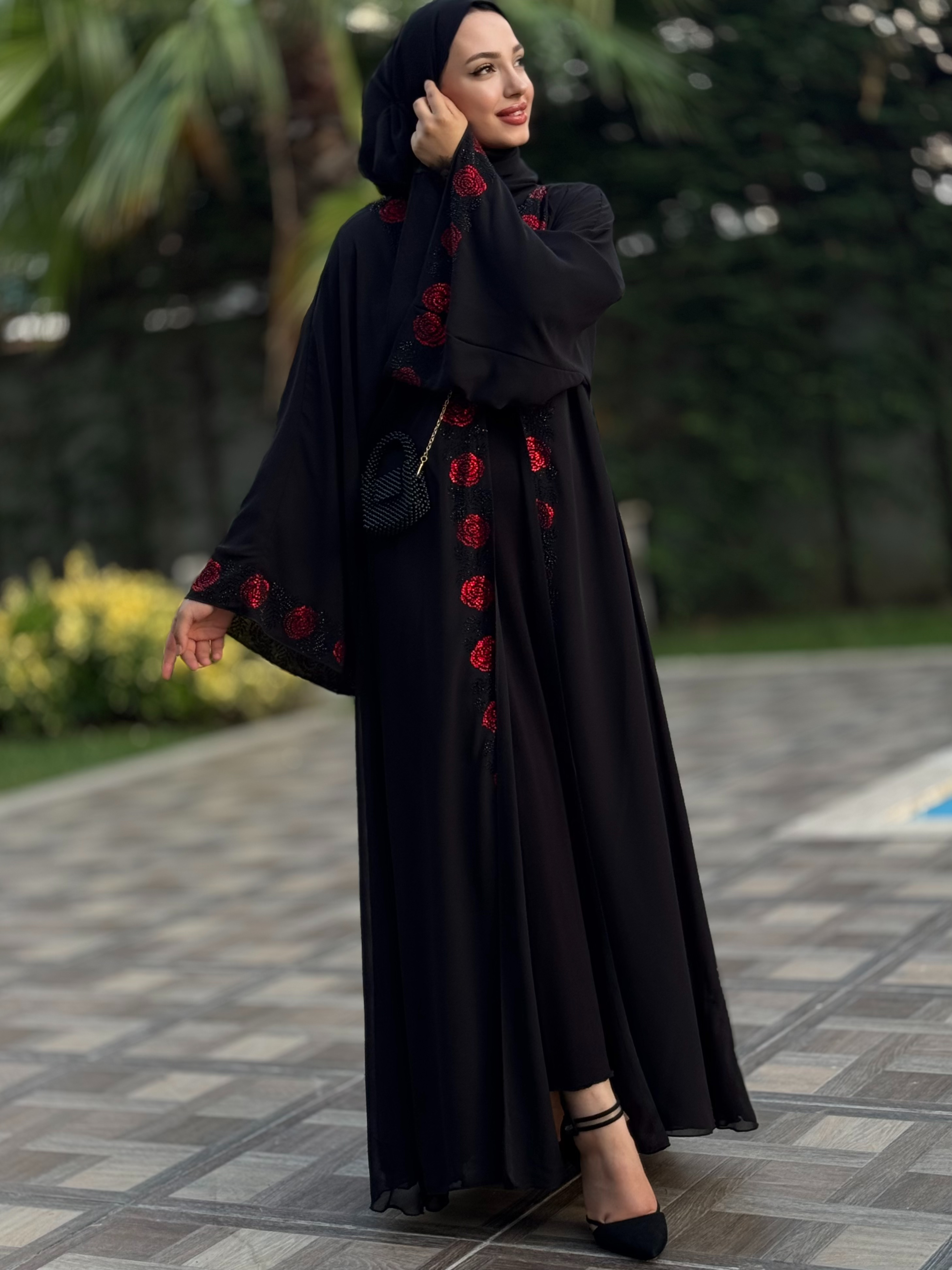 Önü Kırmızı Swarovski Taşlı Şık Siyah Abaya