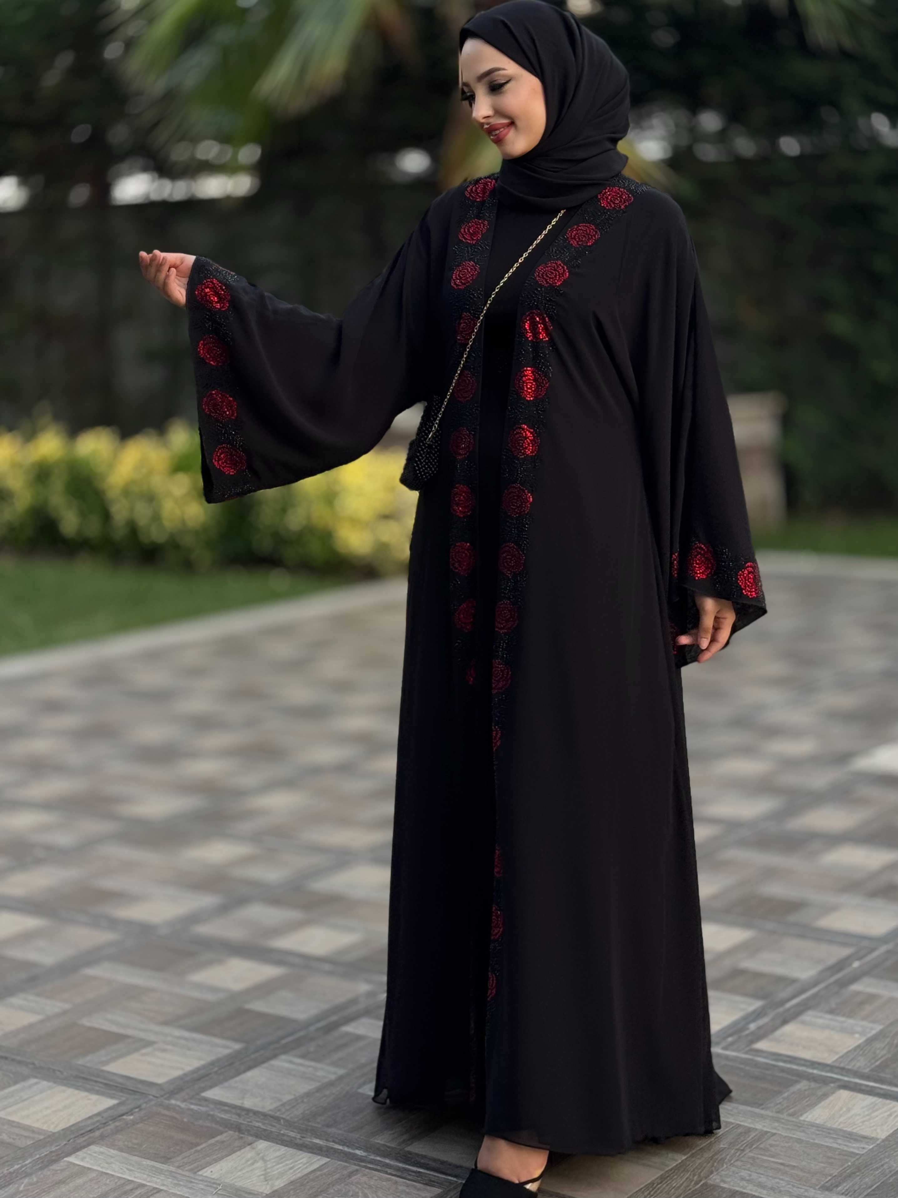 Önü Kırmızı Swarovski Taşlı Şık Siyah Abaya