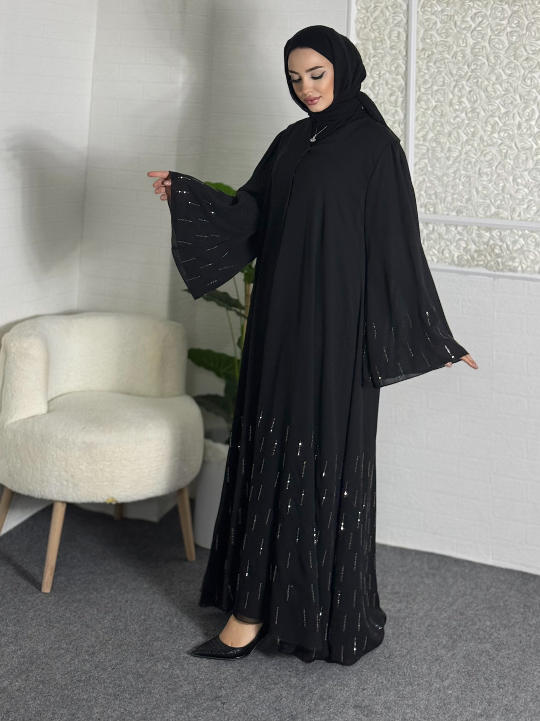 Parıltılı Detaylarla Süslenmiş Zarif Siyah Abaya