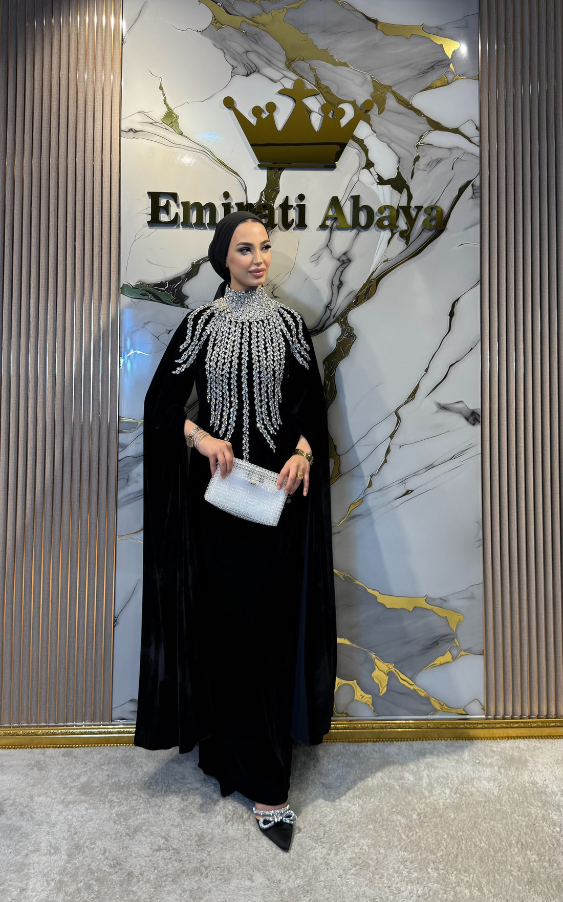 Uzun Kollu El İşçiliği Beyaz Taşlı Siyah Kadife Abaya