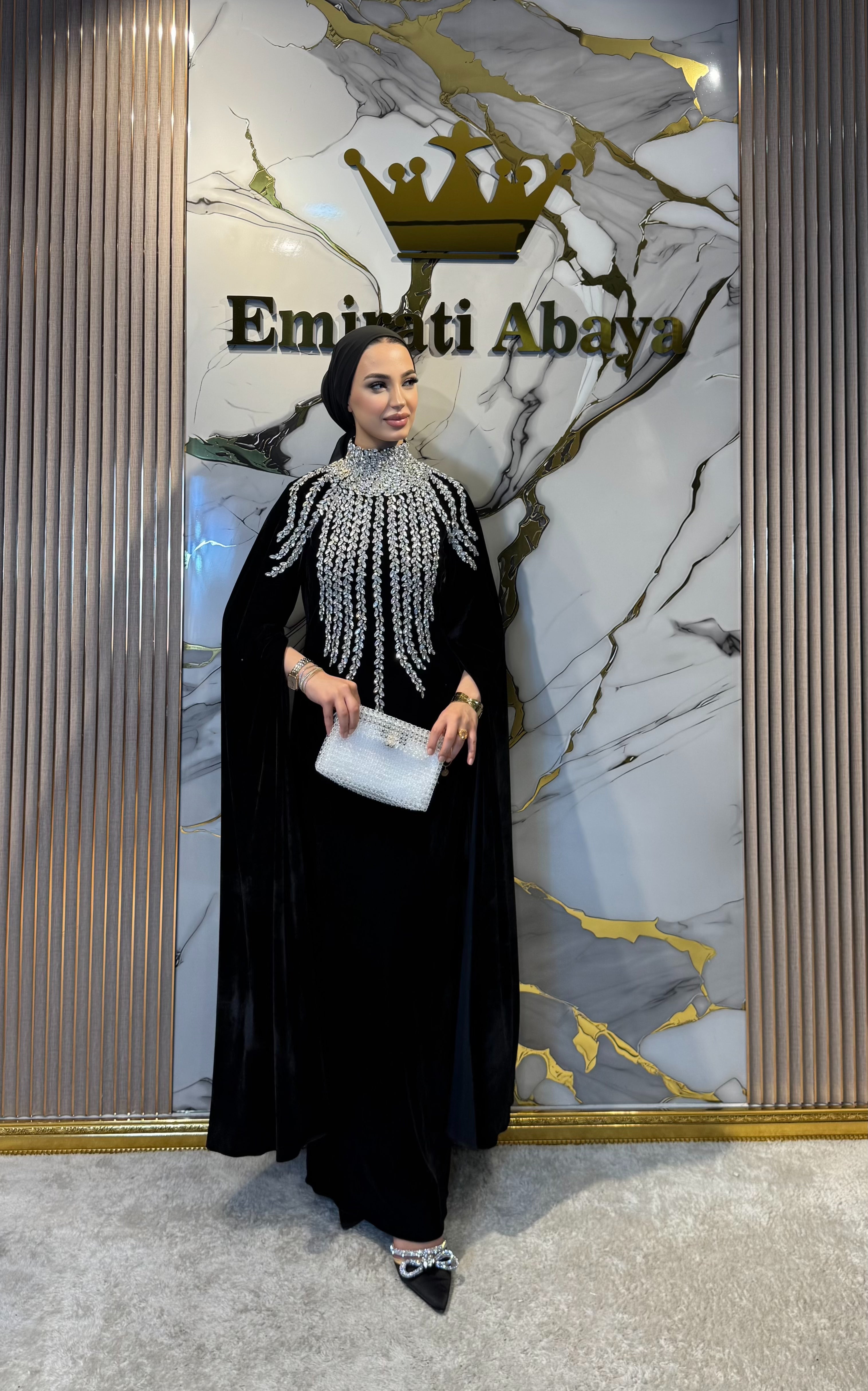 Uzun Kollu El İşçiliği Beyaz Taşlı Siyah Kadife Abaya