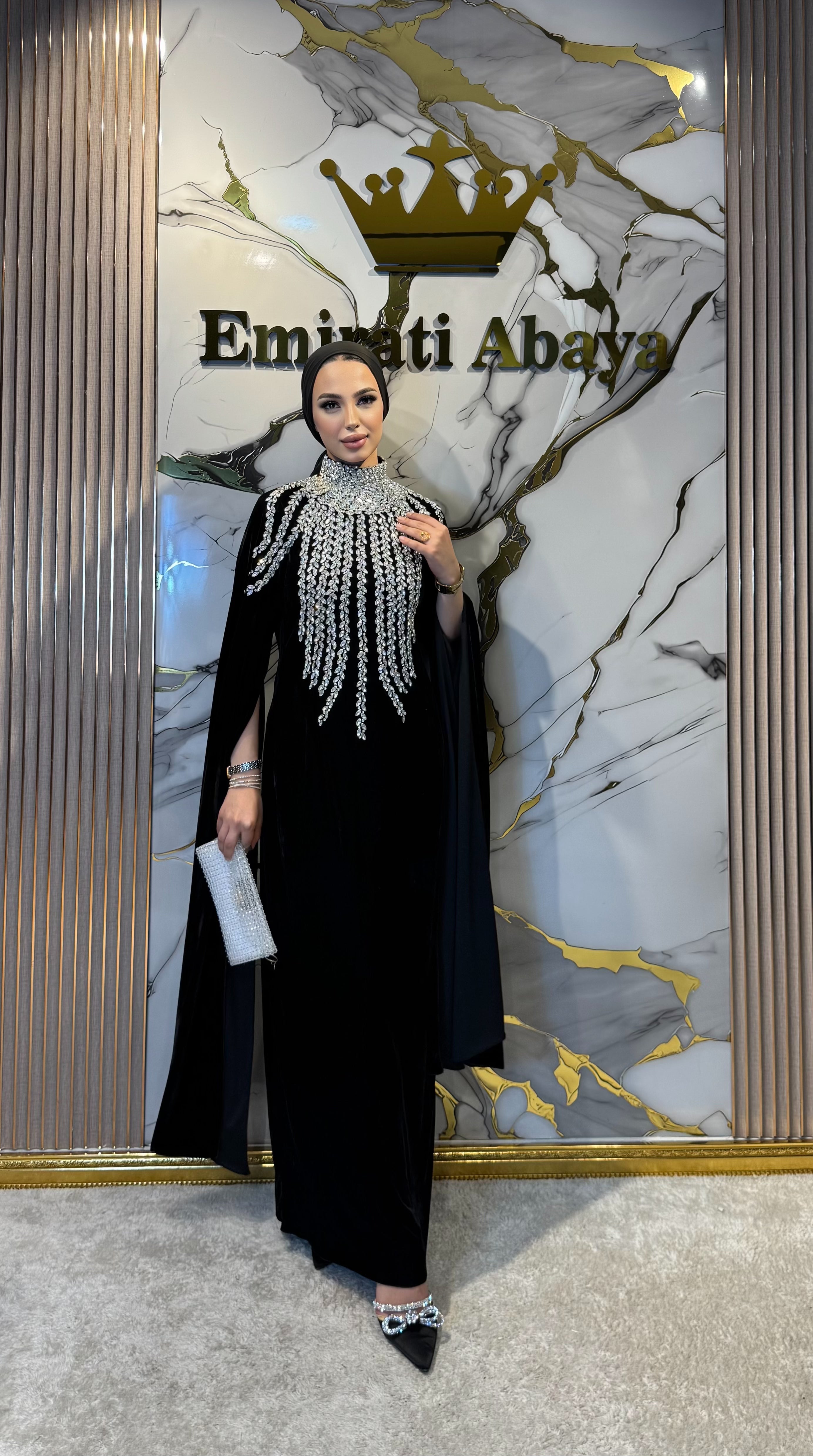 Uzun Kollu El İşçiliği Beyaz Taşlı Siyah Kadife Abaya