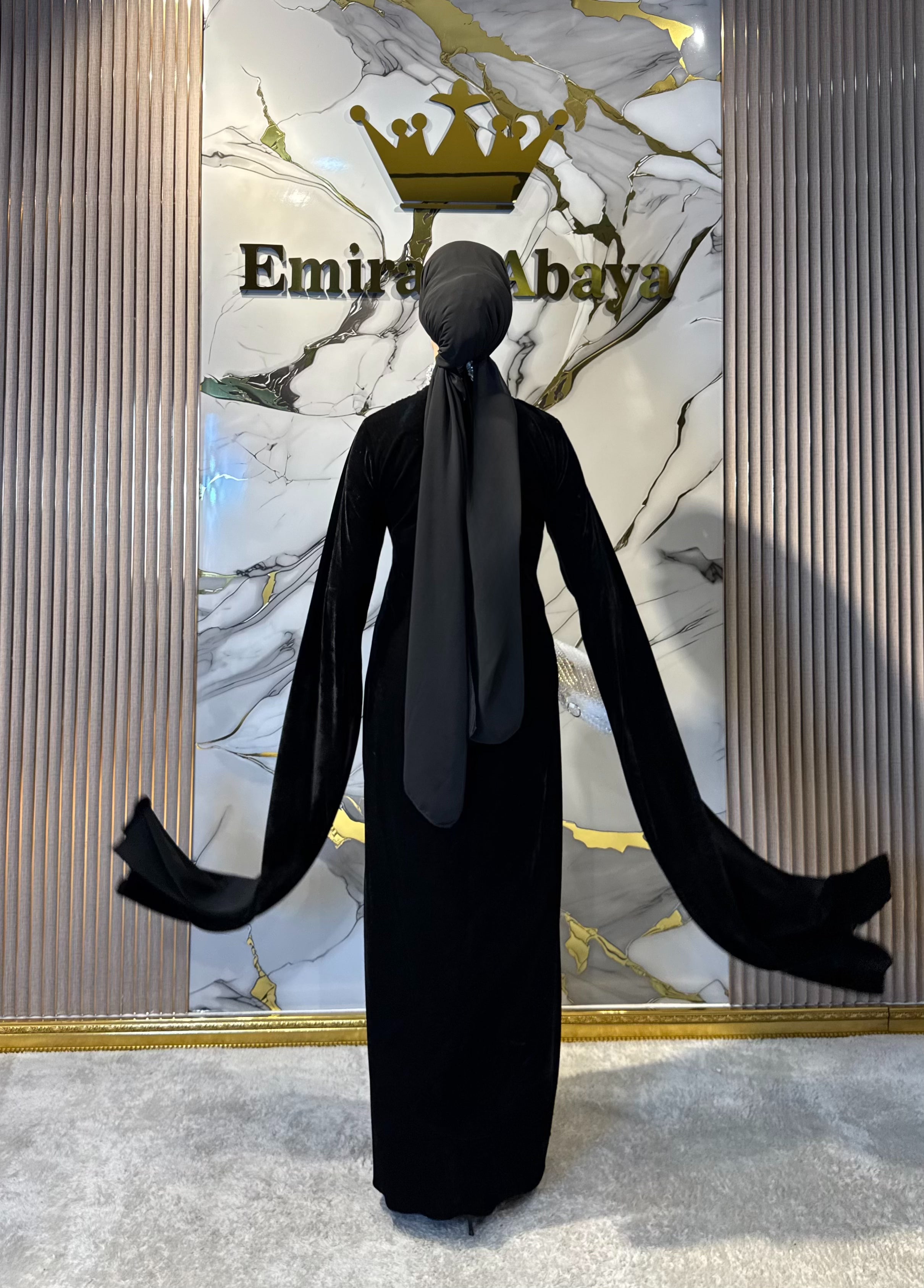 Uzun Kollu El İşçiliği Beyaz Taşlı Siyah Kadife Abaya