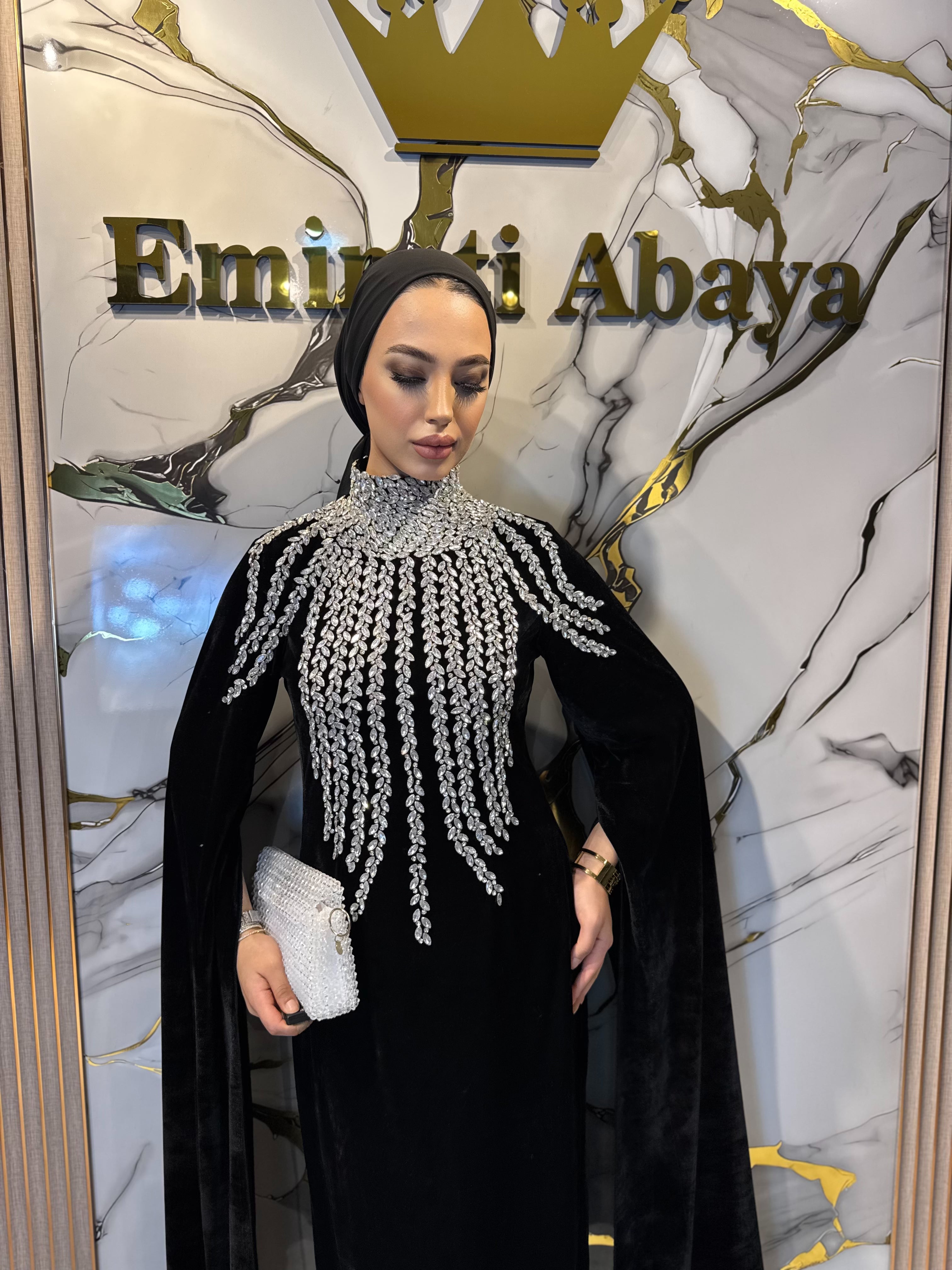 Uzun Kollu El İşçiliği Beyaz Taşlı Siyah Kadife Abaya