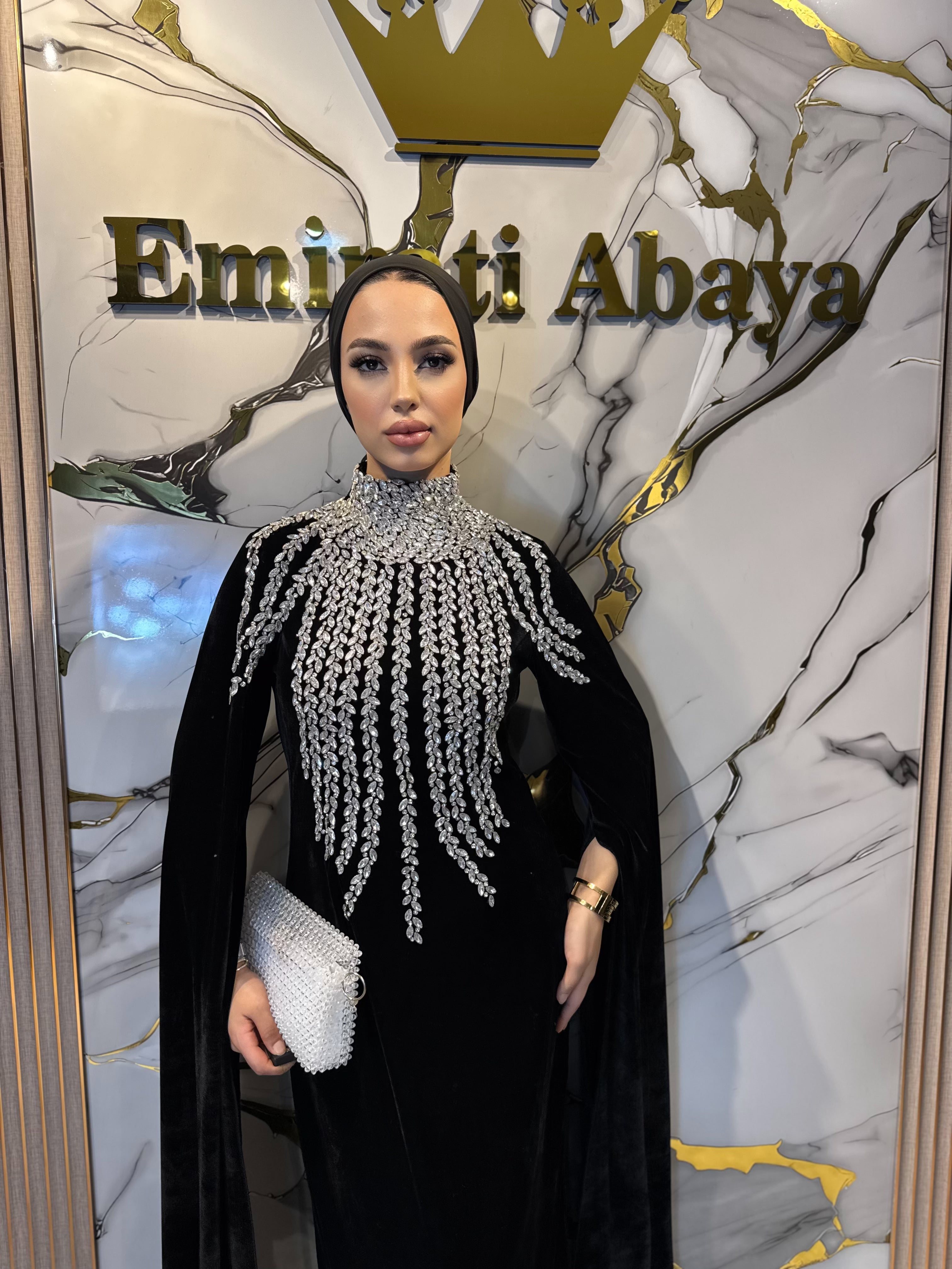 Uzun Kollu El İşçiliği Beyaz Taşlı Siyah Kadife Abaya