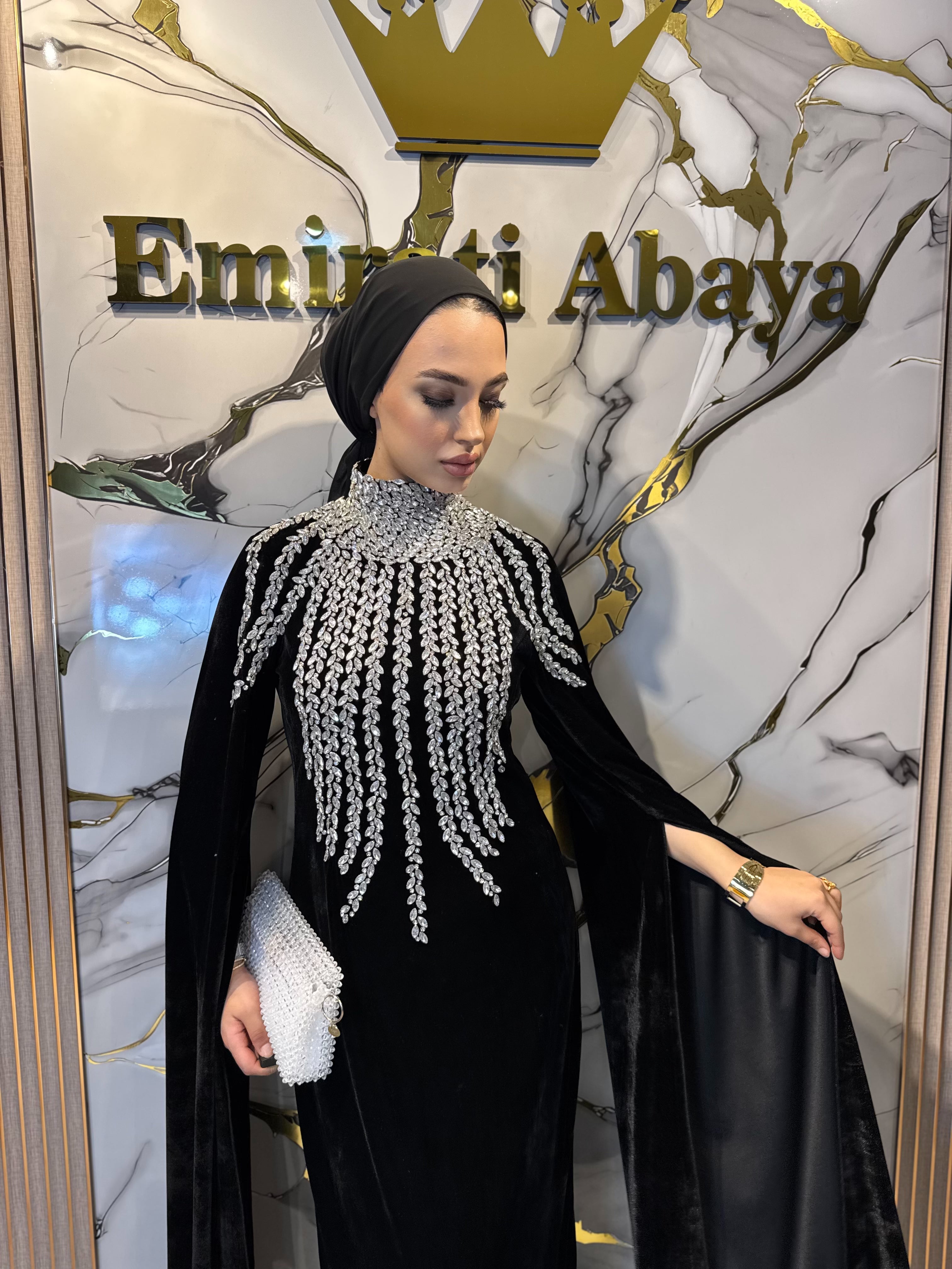 Uzun Kollu El İşçiliği Beyaz Taşlı Siyah Kadife Abaya