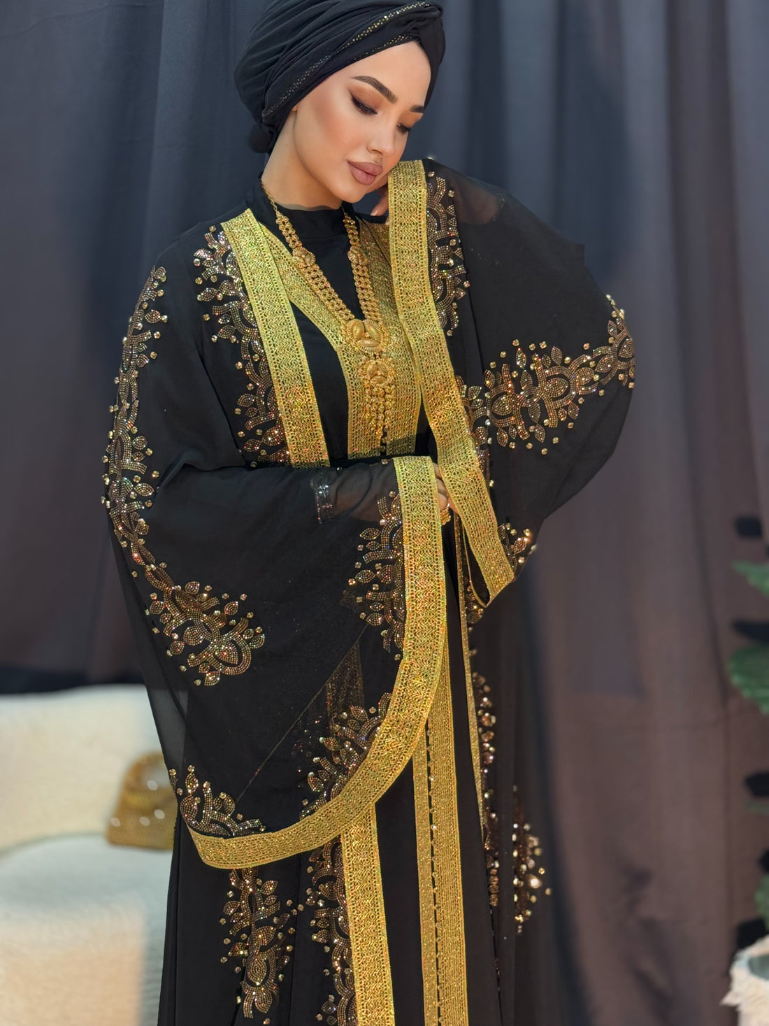 Gold Şeritli ve Taş İşlemeli Kuyruklu Yöresel Abaya