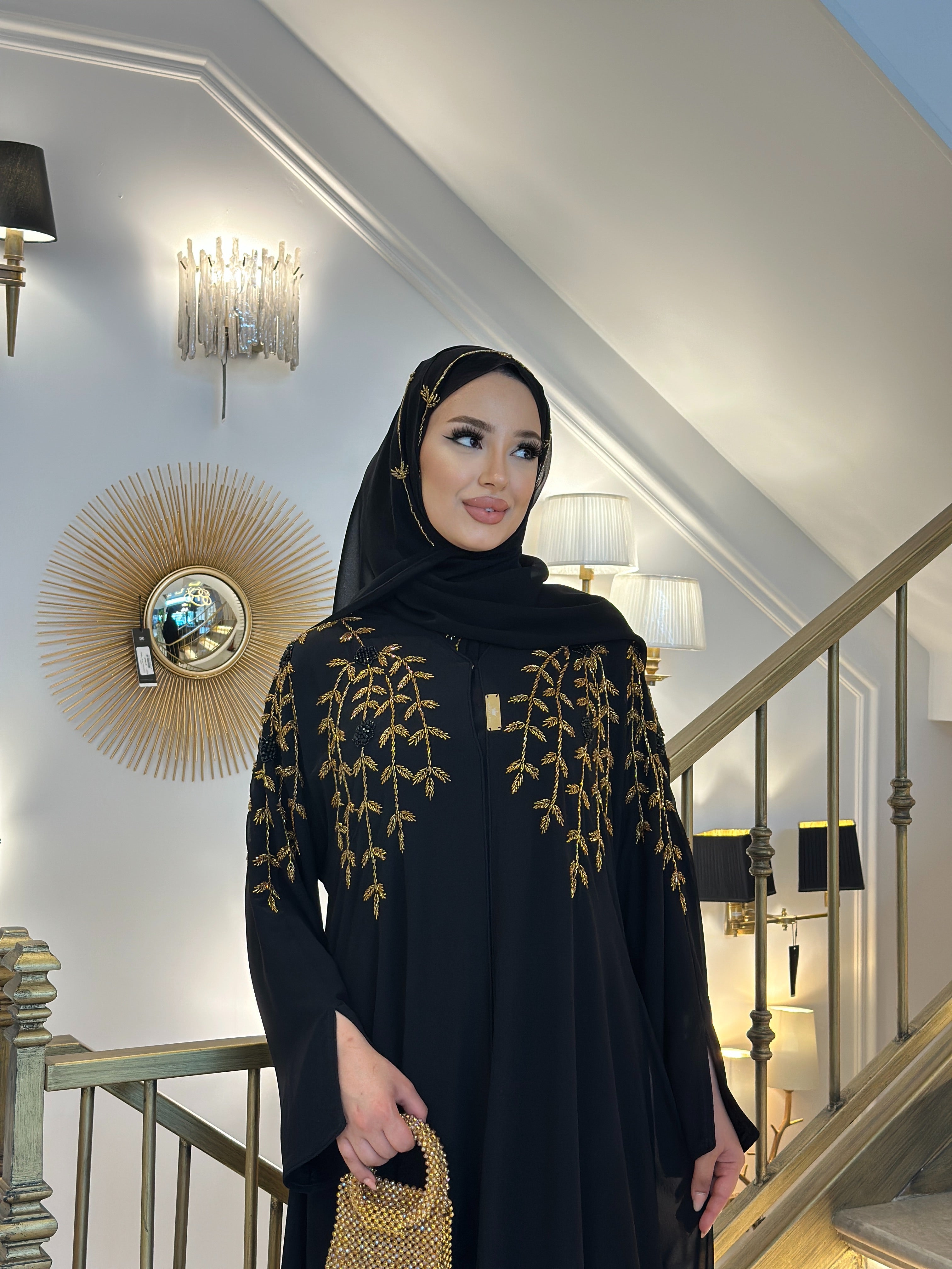 عباية سوداء مطرزة يدوياً بأحجار ذهبية على الكتفين