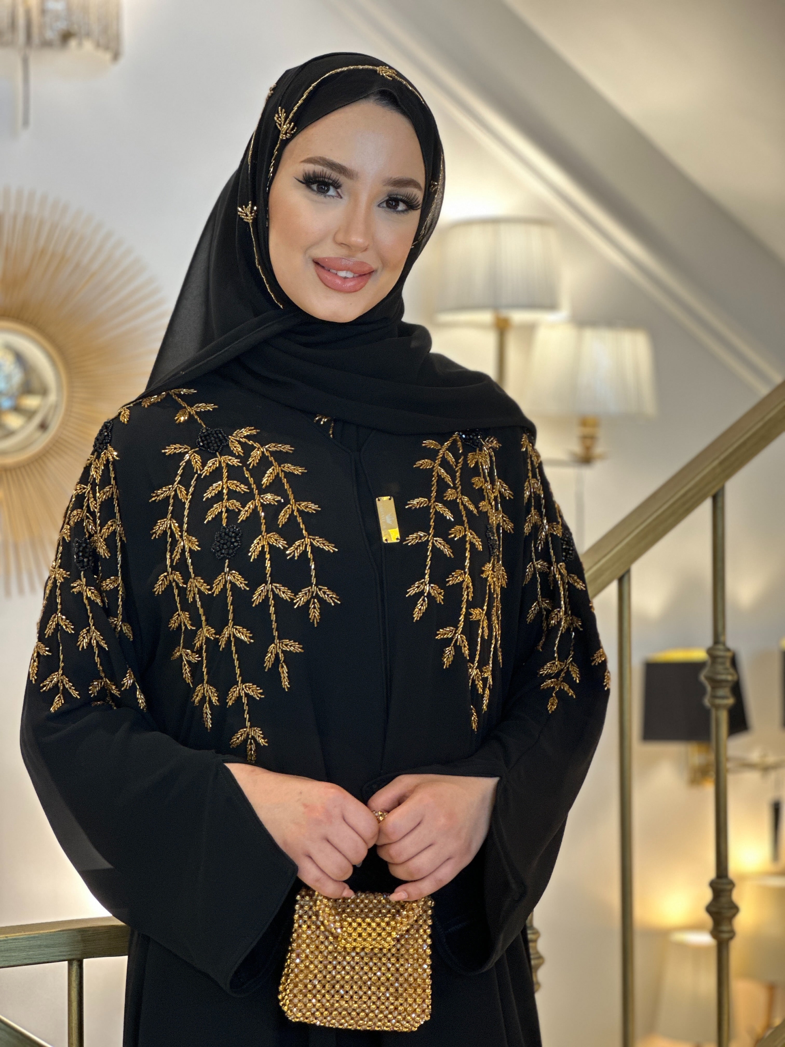 عباية سوداء مطرزة يدوياً بأحجار ذهبية على الكتفين