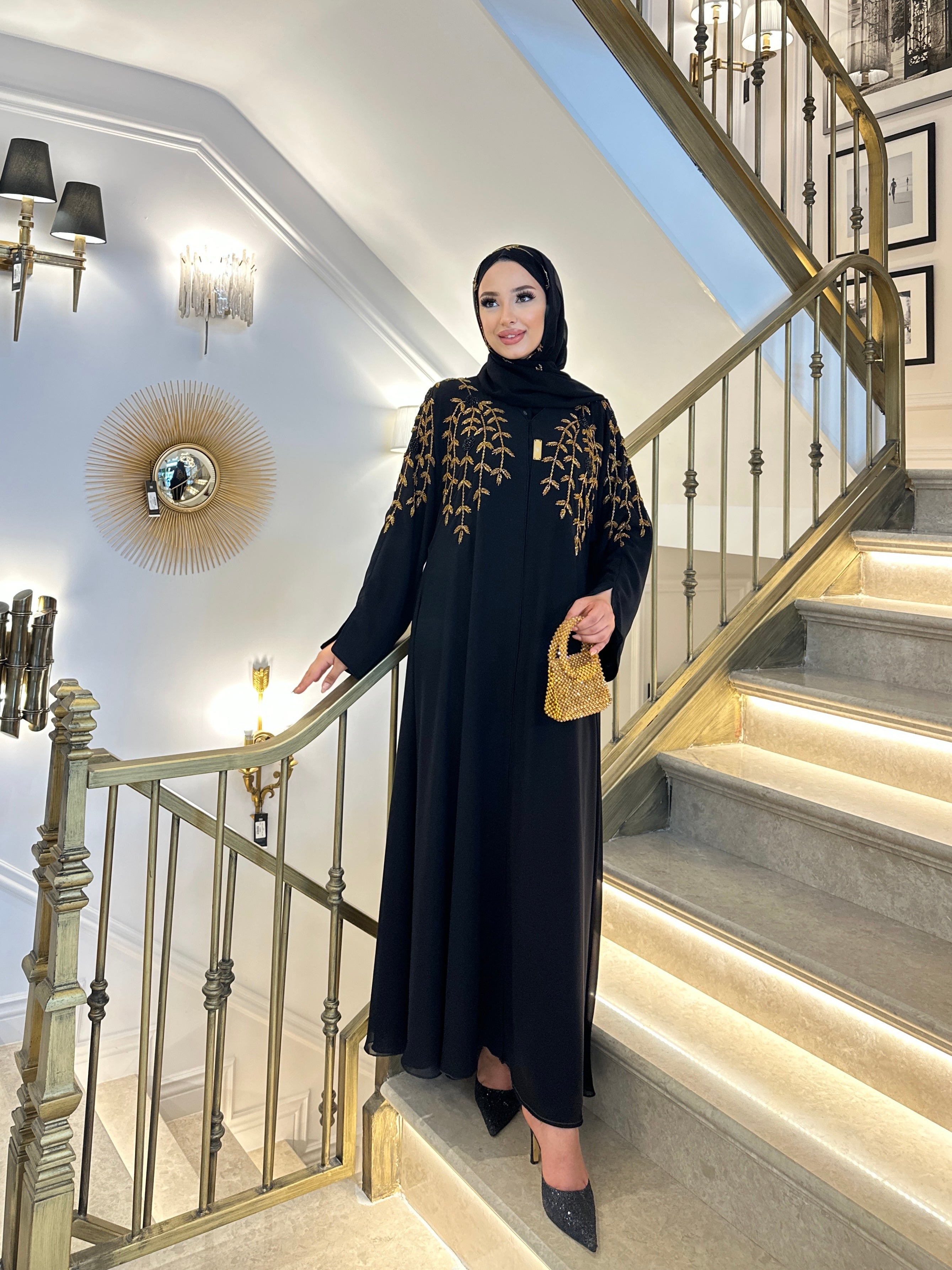 عباية سوداء مطرزة يدوياً بأحجار ذهبية على الكتفين