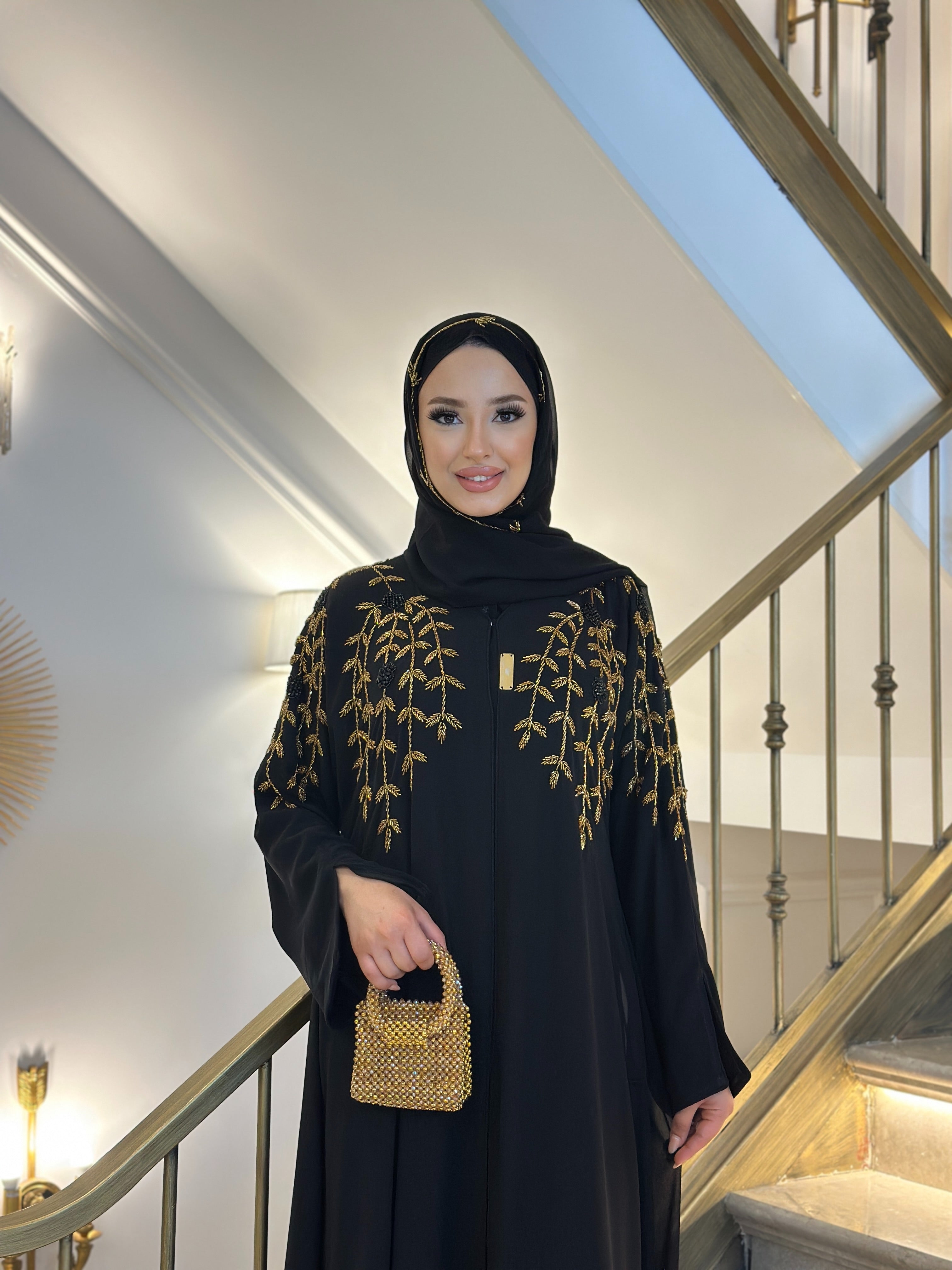 عباية سوداء مطرزة يدوياً بأحجار ذهبية على الكتفين