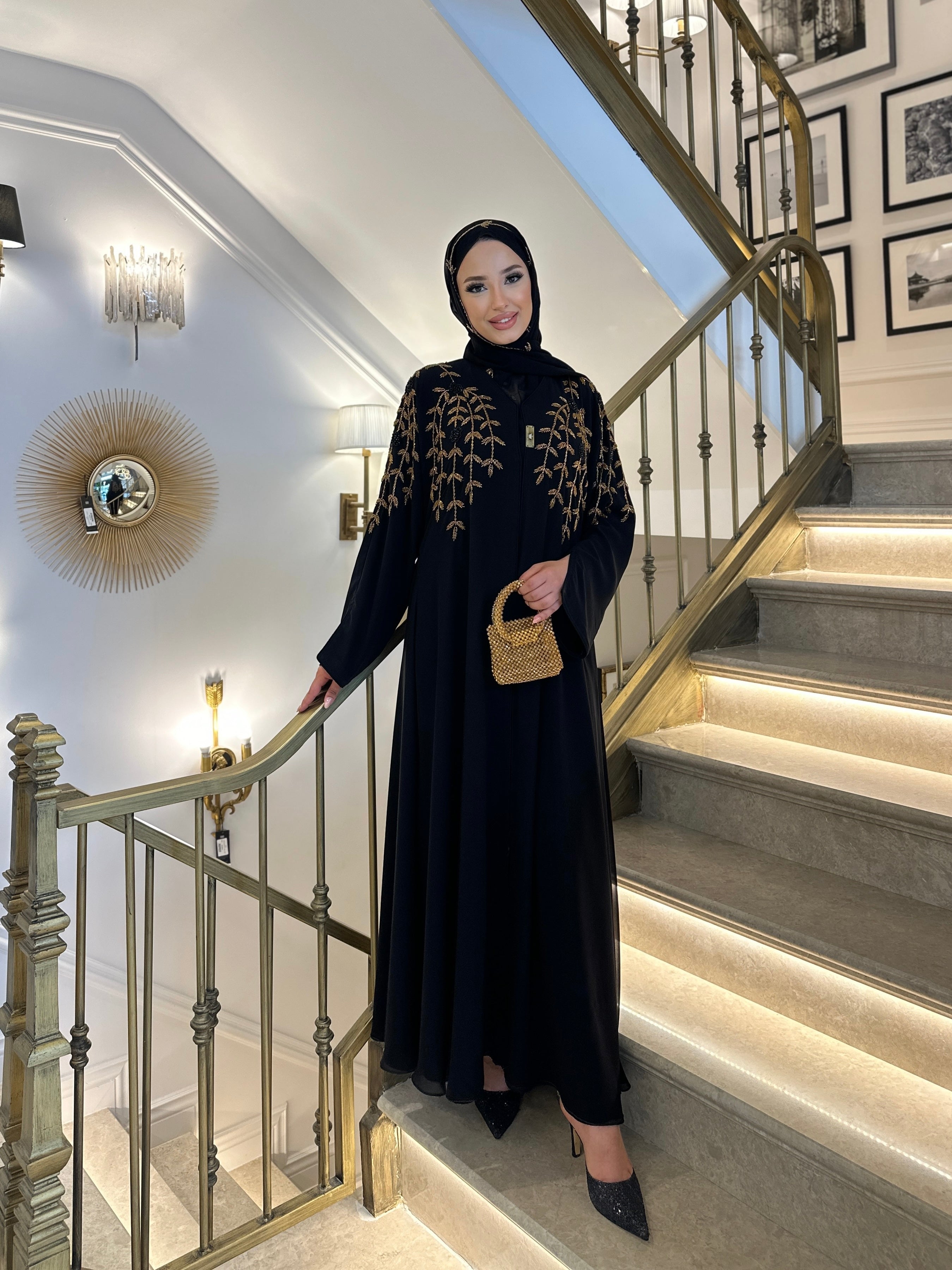 عباية سوداء مطرزة يدوياً بأحجار ذهبية على الكتفين