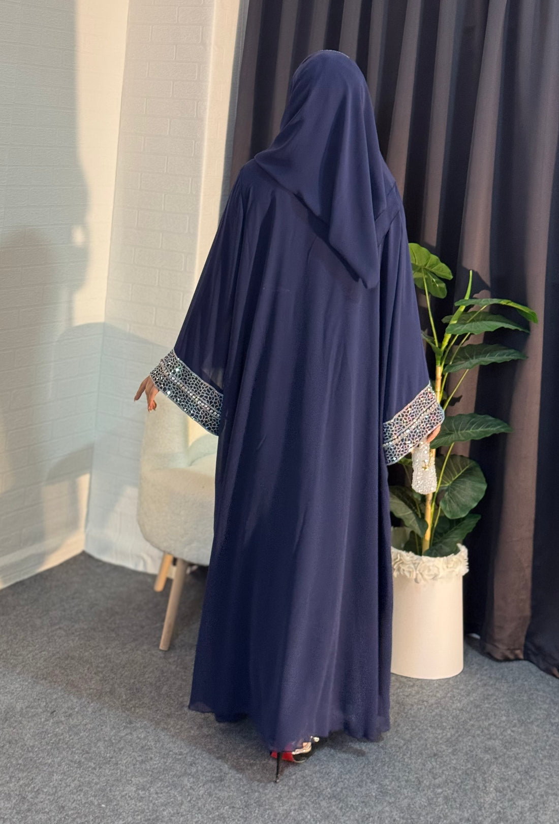 عباية زرقاء داكنة مطرزة بالأحجار الفاخرة - أناقة ليلية مميزة