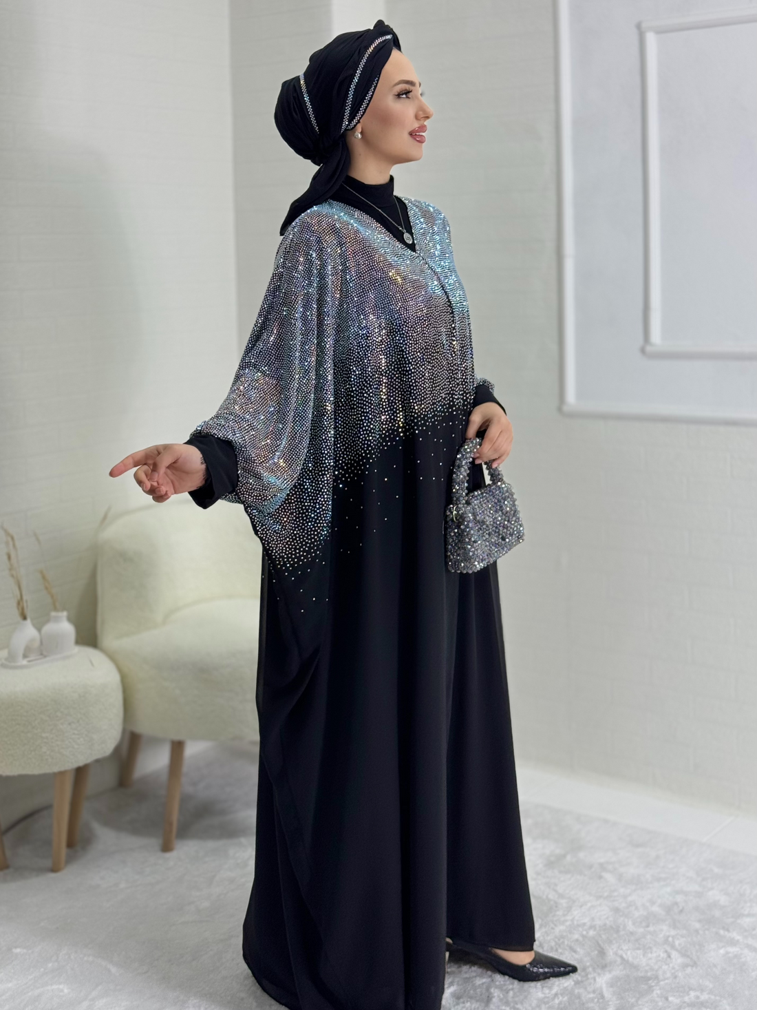 عباية سوداء بأكمام خفاش مع أحجار سواروفسكي