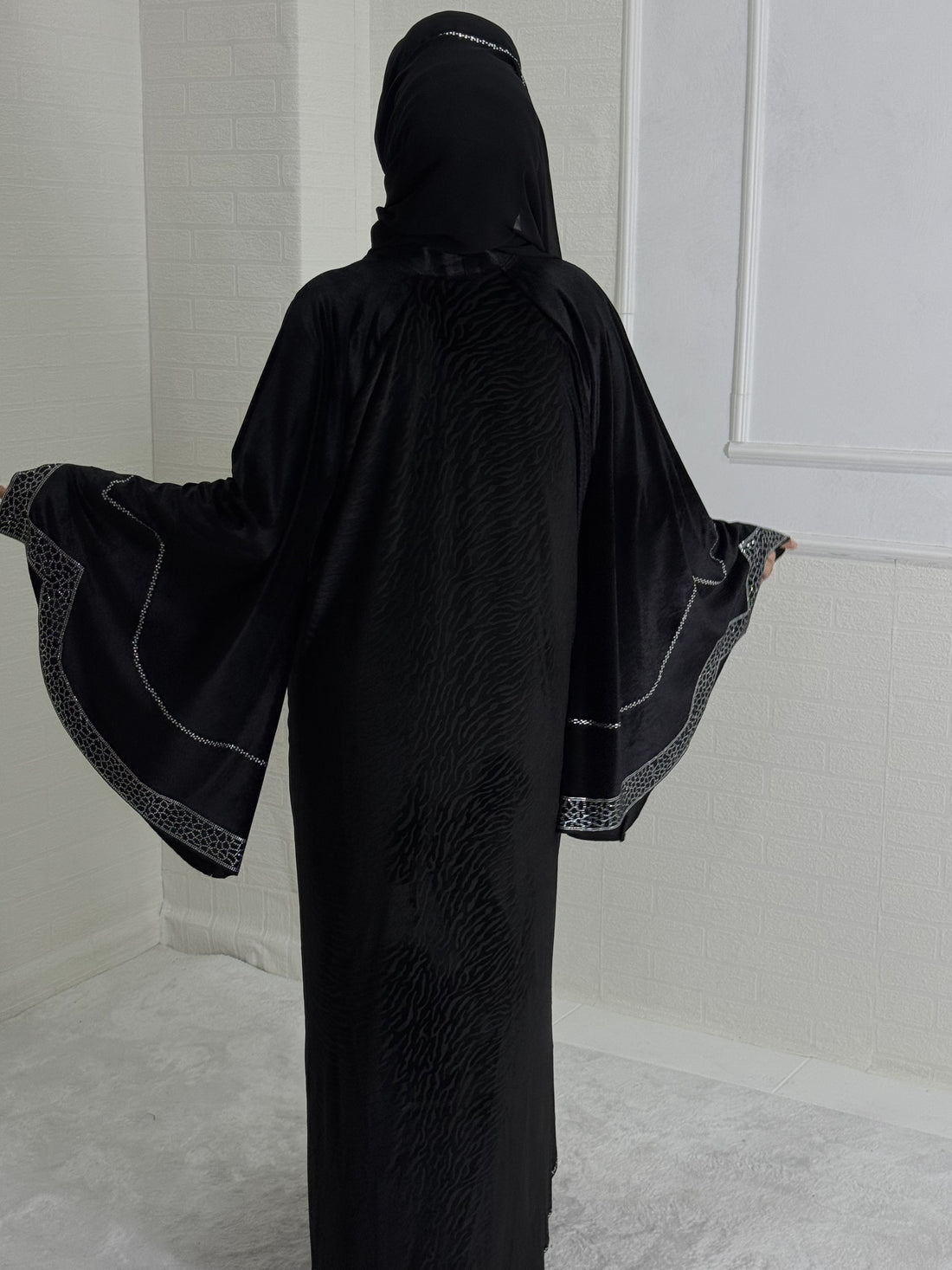 Beyaz Taş Detaylı Siyah Kadife Abaya
