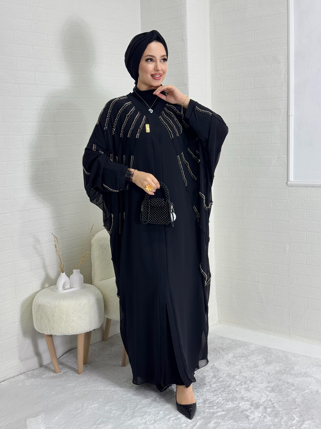 Önü İncilı ve Siyah Taşlı Şifon Siyah Abaya