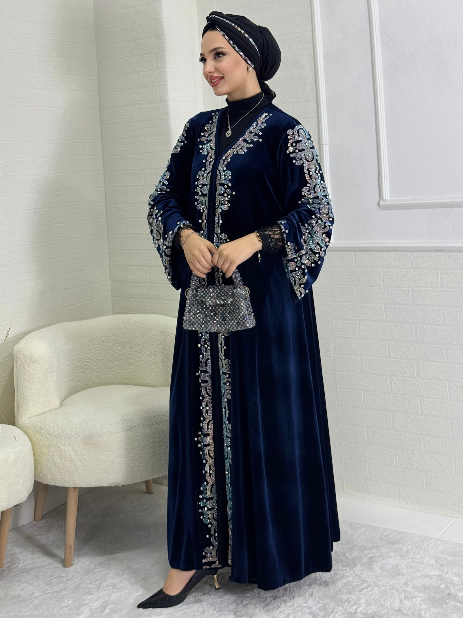 عباية مخمل أزرق أنيقة مطرزة بالكامل من الأمام والأكتاف حتى الأكمام - تصميم لامع وأنيق TM79 JSVL
