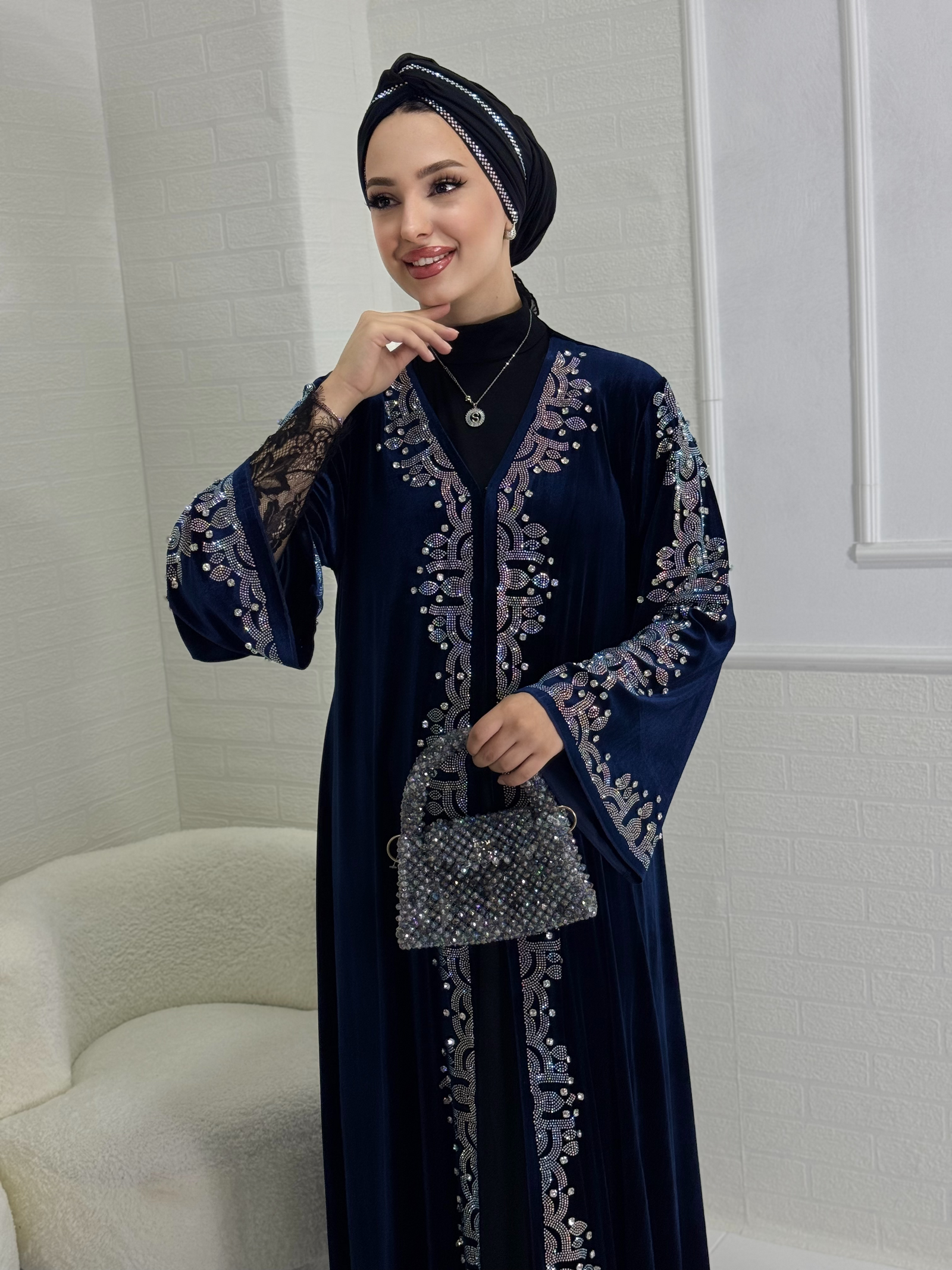 عباية مخمل أزرق أنيقة مطرزة بالكامل من الأمام والأكتاف حتى الأكمام - تصميم لامع وأنيق TM79 JSVL