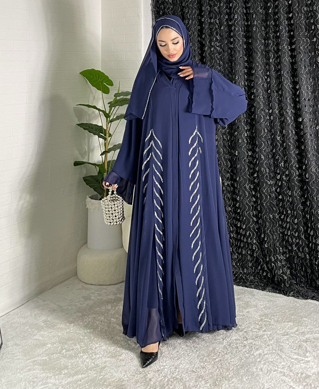 Zarif İnci Şerit Detaylı Lacivert Abaya – Akıcı ve Modern Tasarım