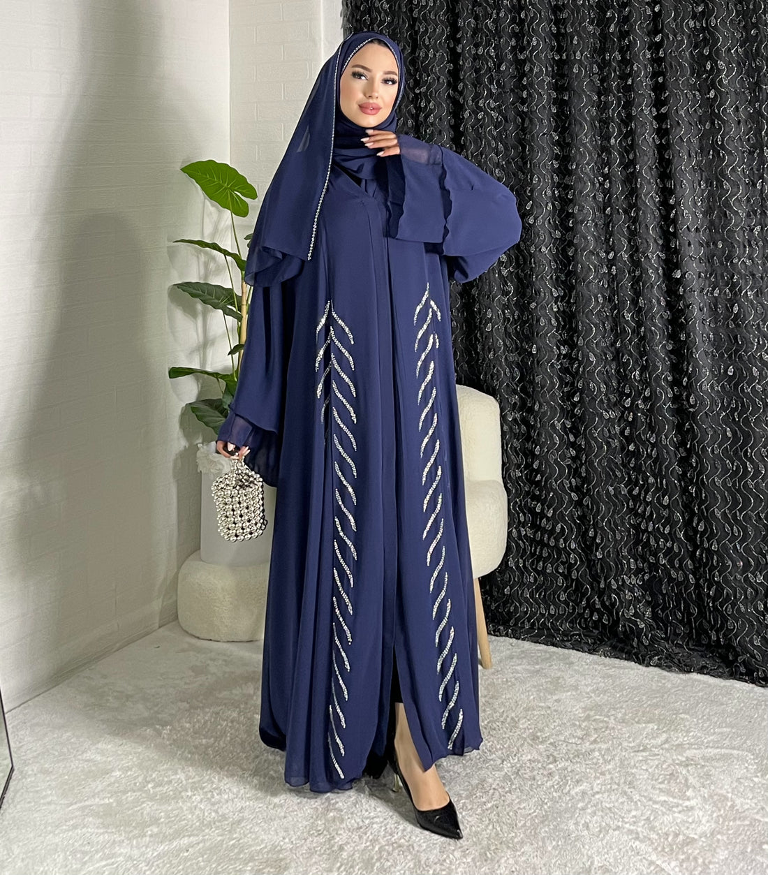Zarif İnci Şerit Detaylı Lacivert Abaya – Akıcı ve Modern Tasarım