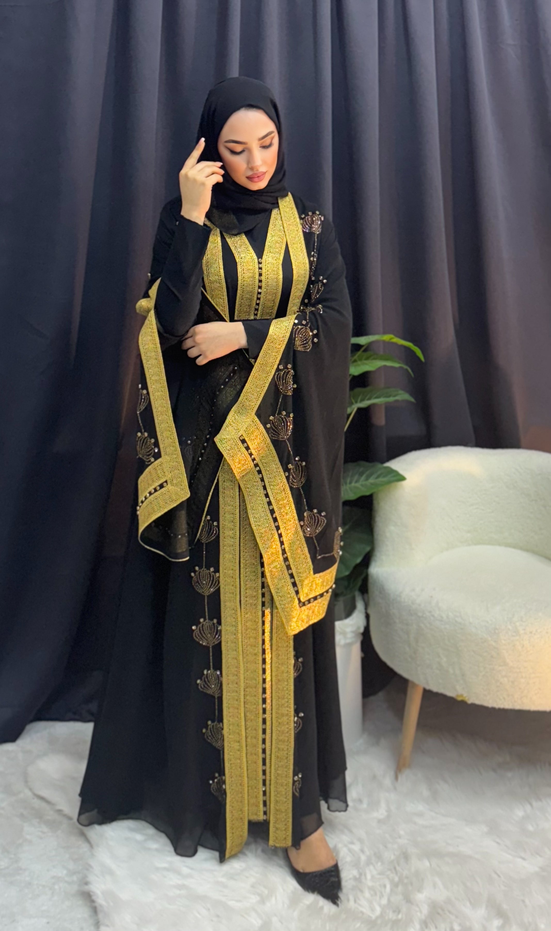 Şifon Kumaş Gold Çizgi ve Lale Motifli Gold Taşlı Abaya