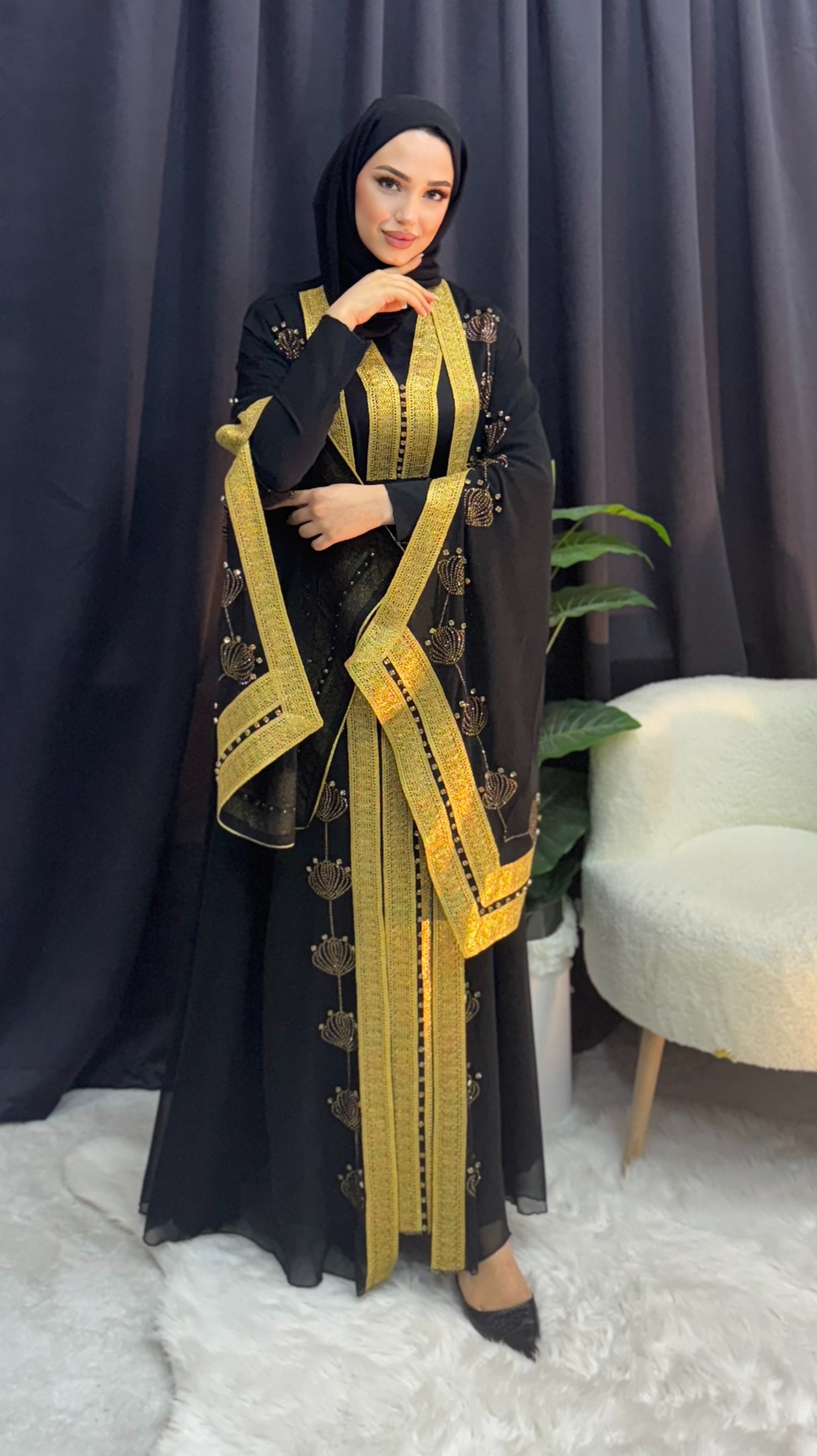 Şifon Kumaş Gold Çizgi ve Lale Motifli Gold Taşlı Abaya