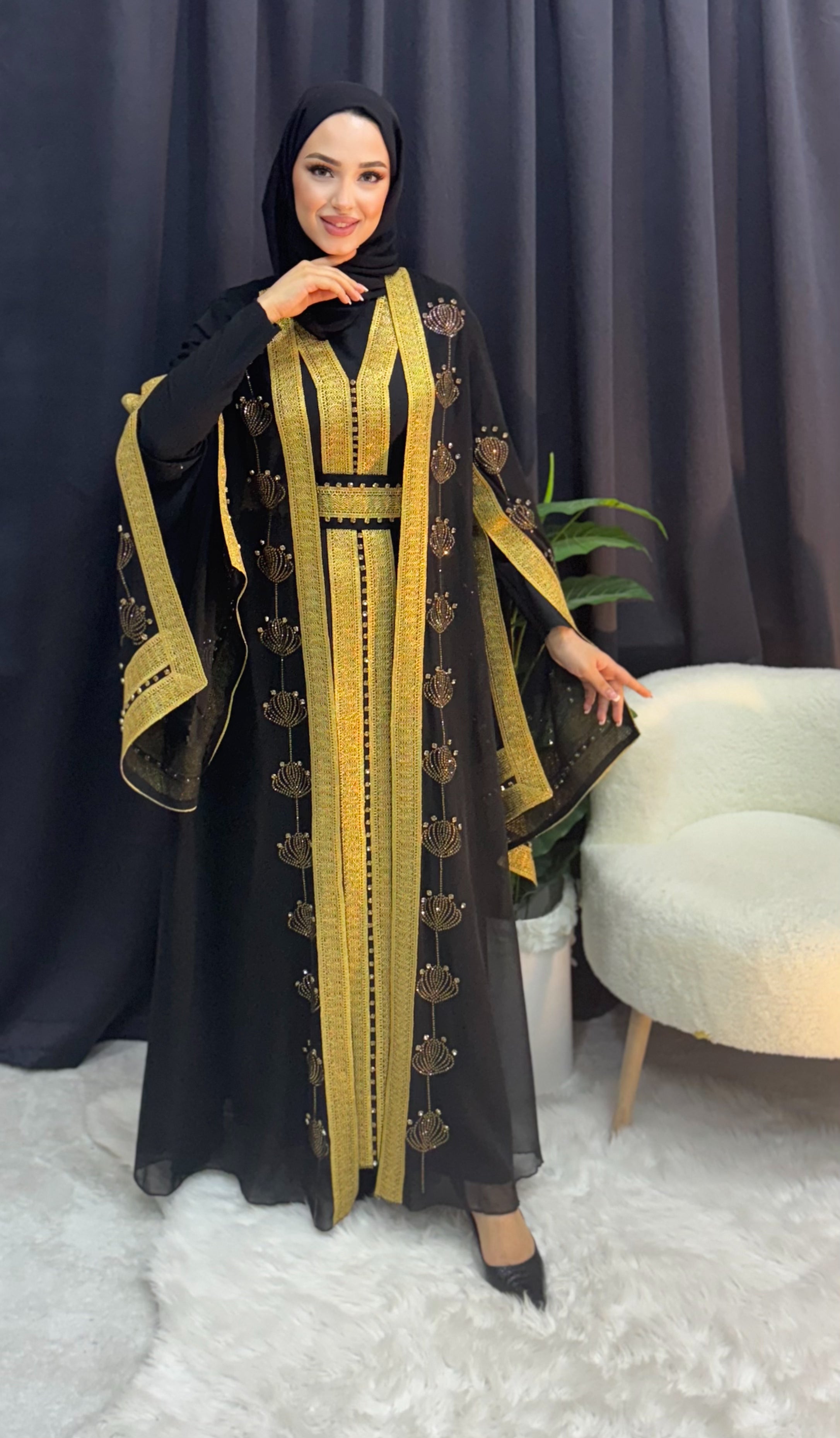 Şifon Kumaş Gold Çizgi ve Lale Motifli Gold Taşlı Abaya
