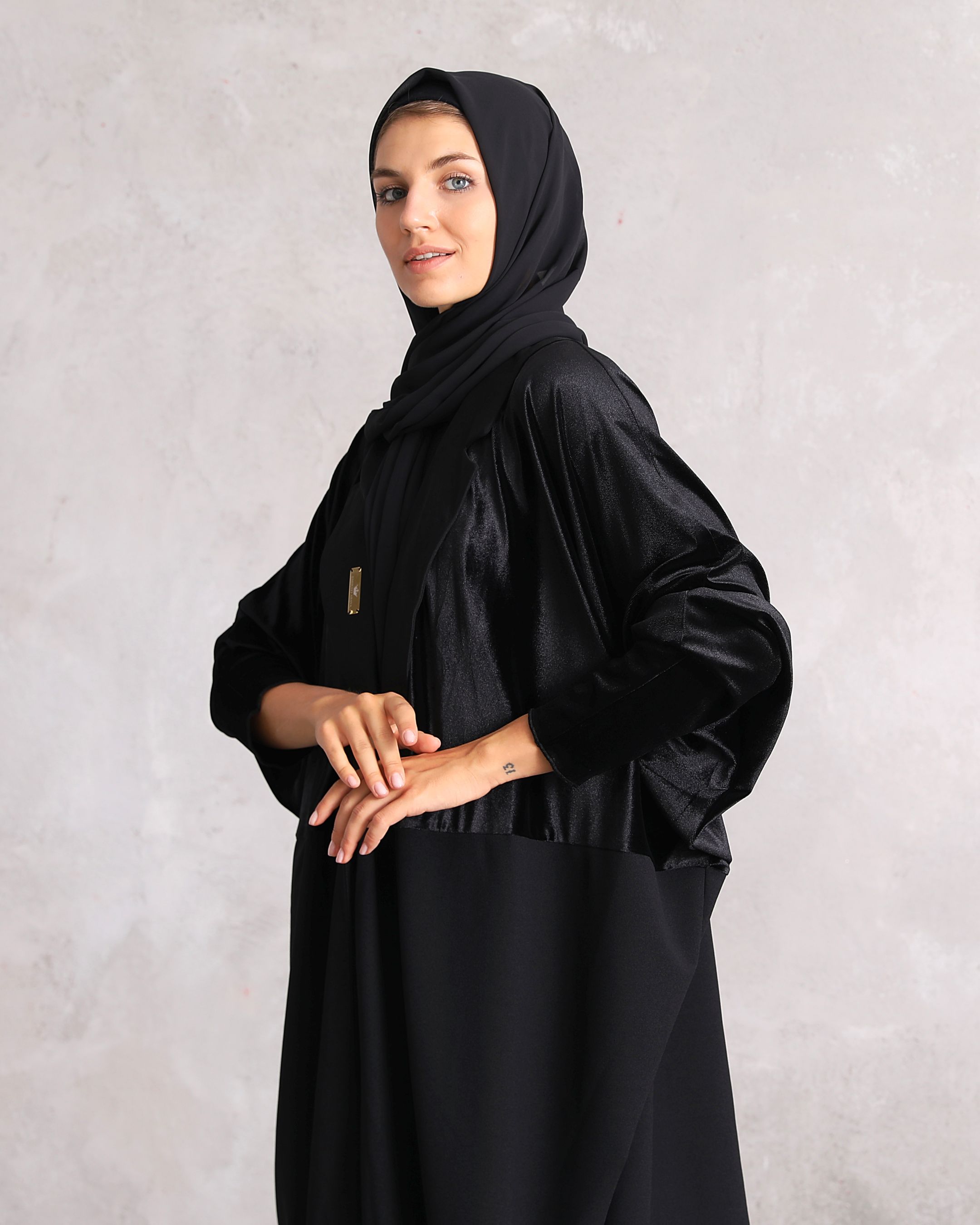 Velvet Noir: Exude Timeless Elegance in Black Velvet Abaya