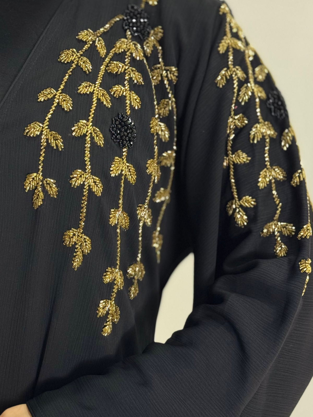 Omuzları El İşlemeli Gold Taşlı Siyah Abaya