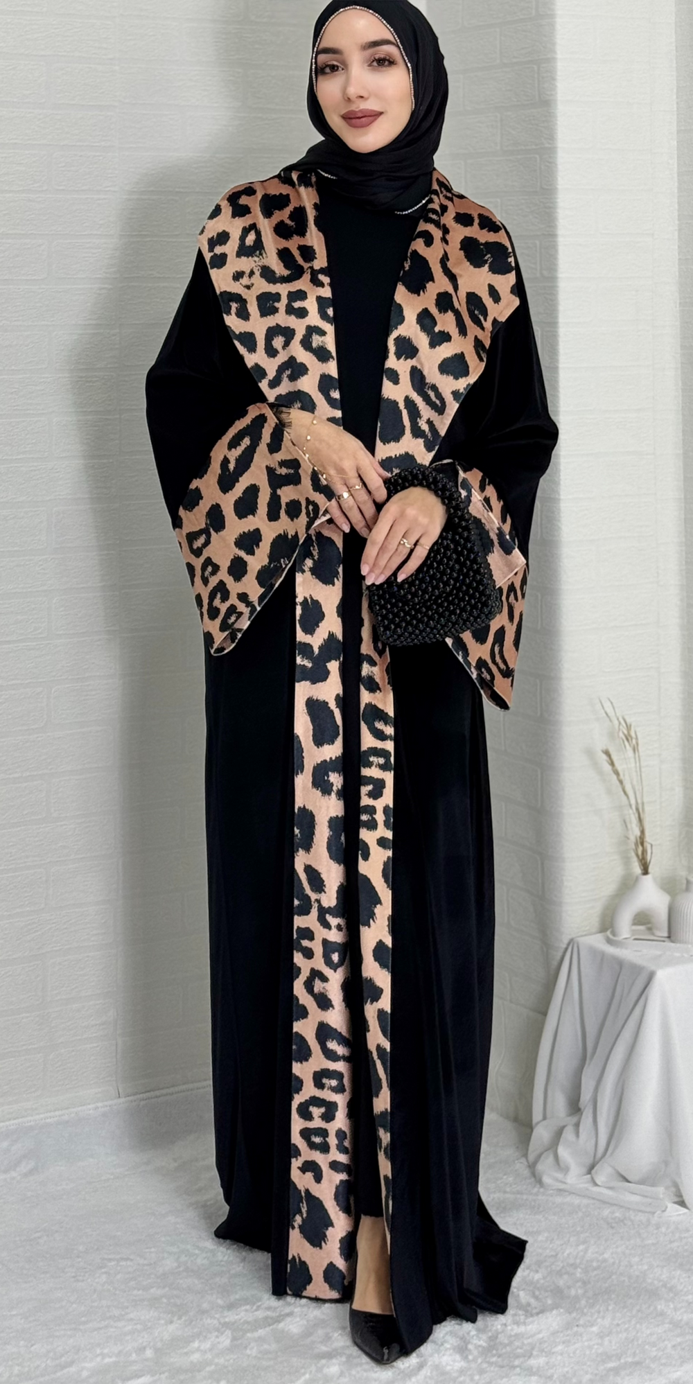 Leopar Dokunuşlu Siyah Kadife Abaya - Geniş Kollu Şık Model WS08