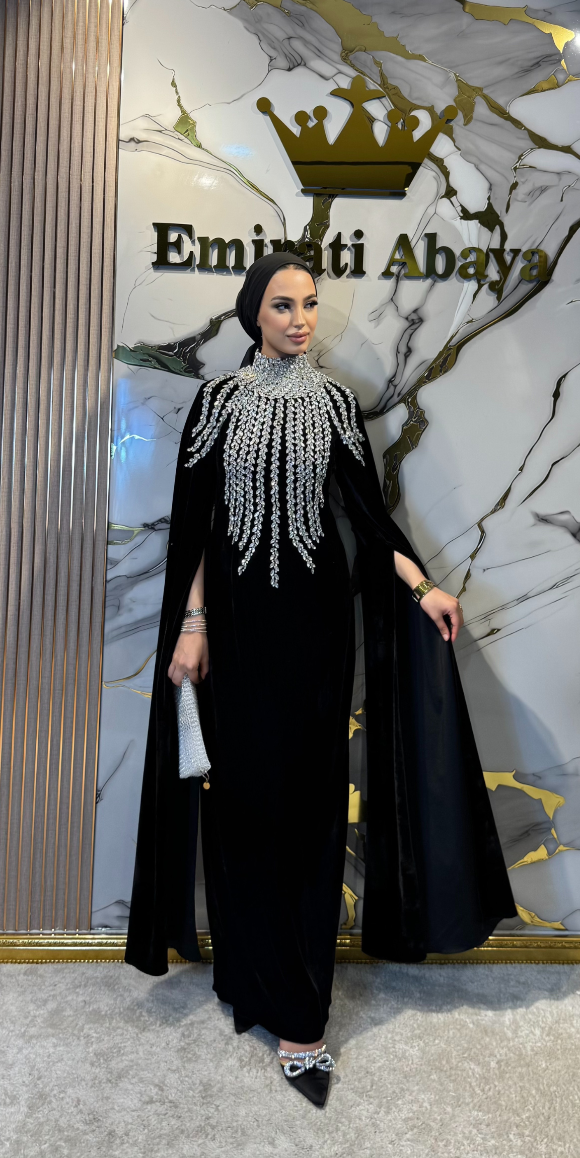 Uzun Kollu El İşçiliği Beyaz Taşlı Siyah Kadife Abaya