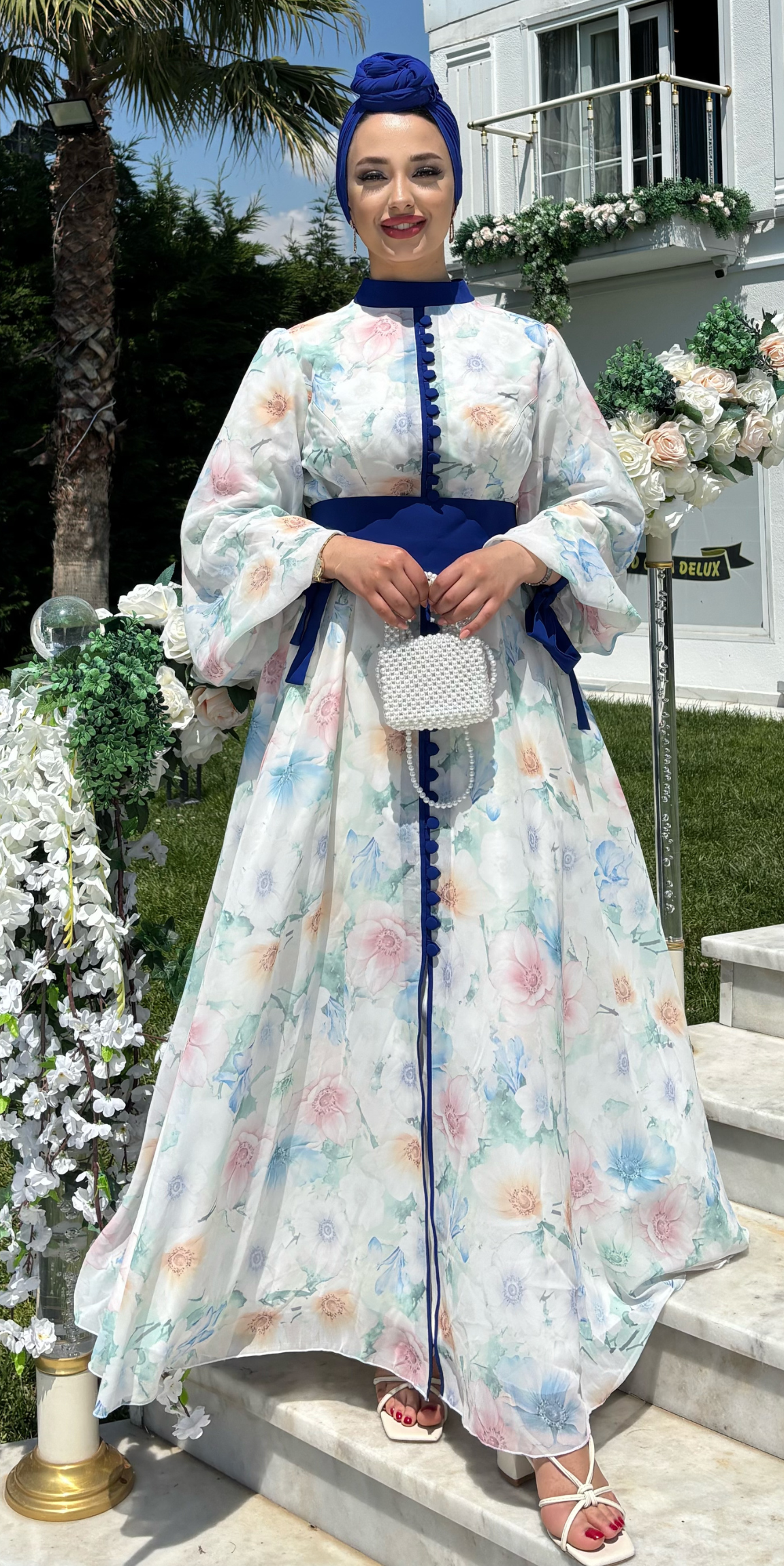 Beyaz Çiçek Baskılı Şifon Abaya Mavi Jupiter Kuşaklı