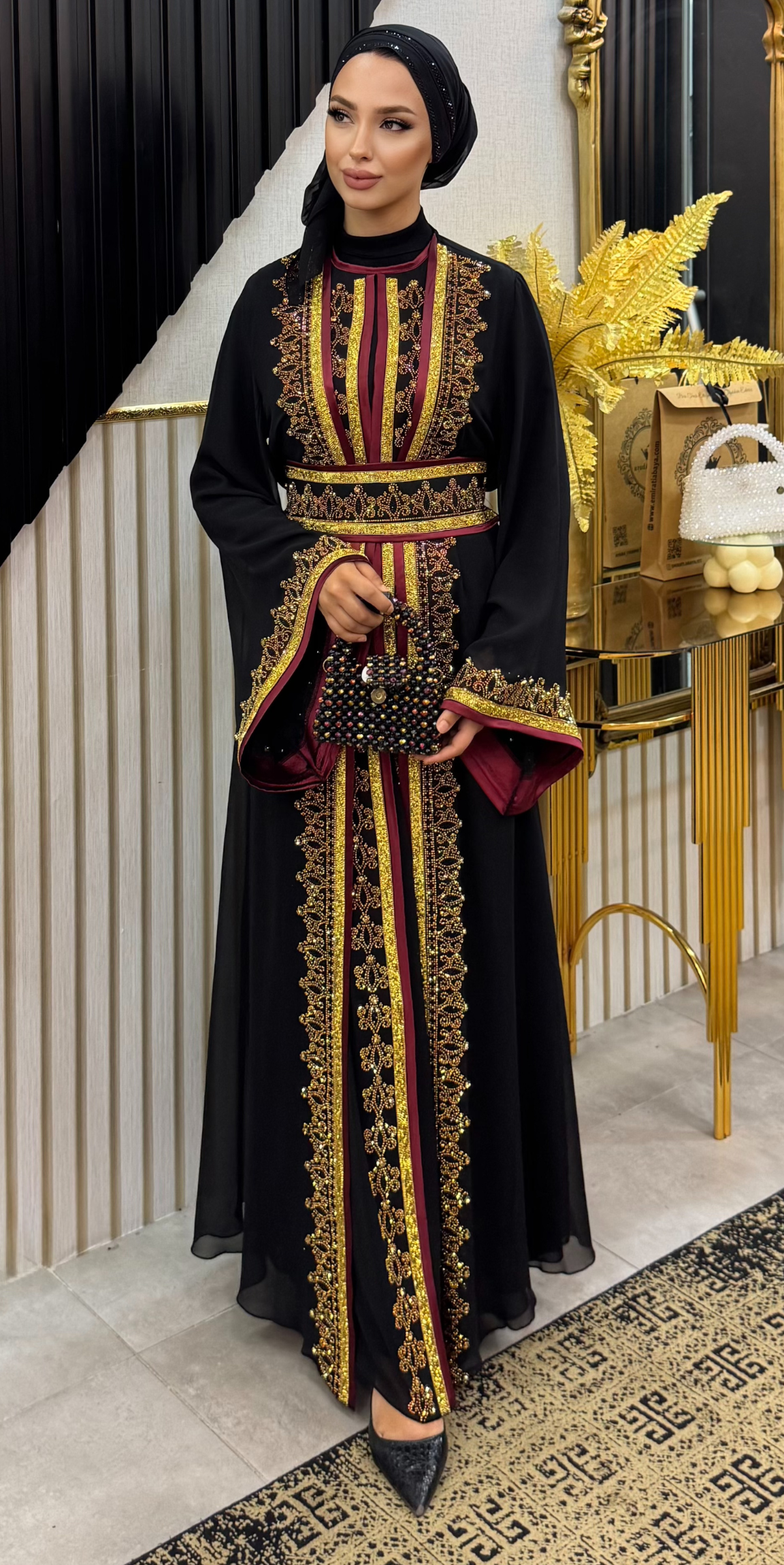 Gold İşlemeli Kırmızı Şeritli Yöresel Şifon Abaya