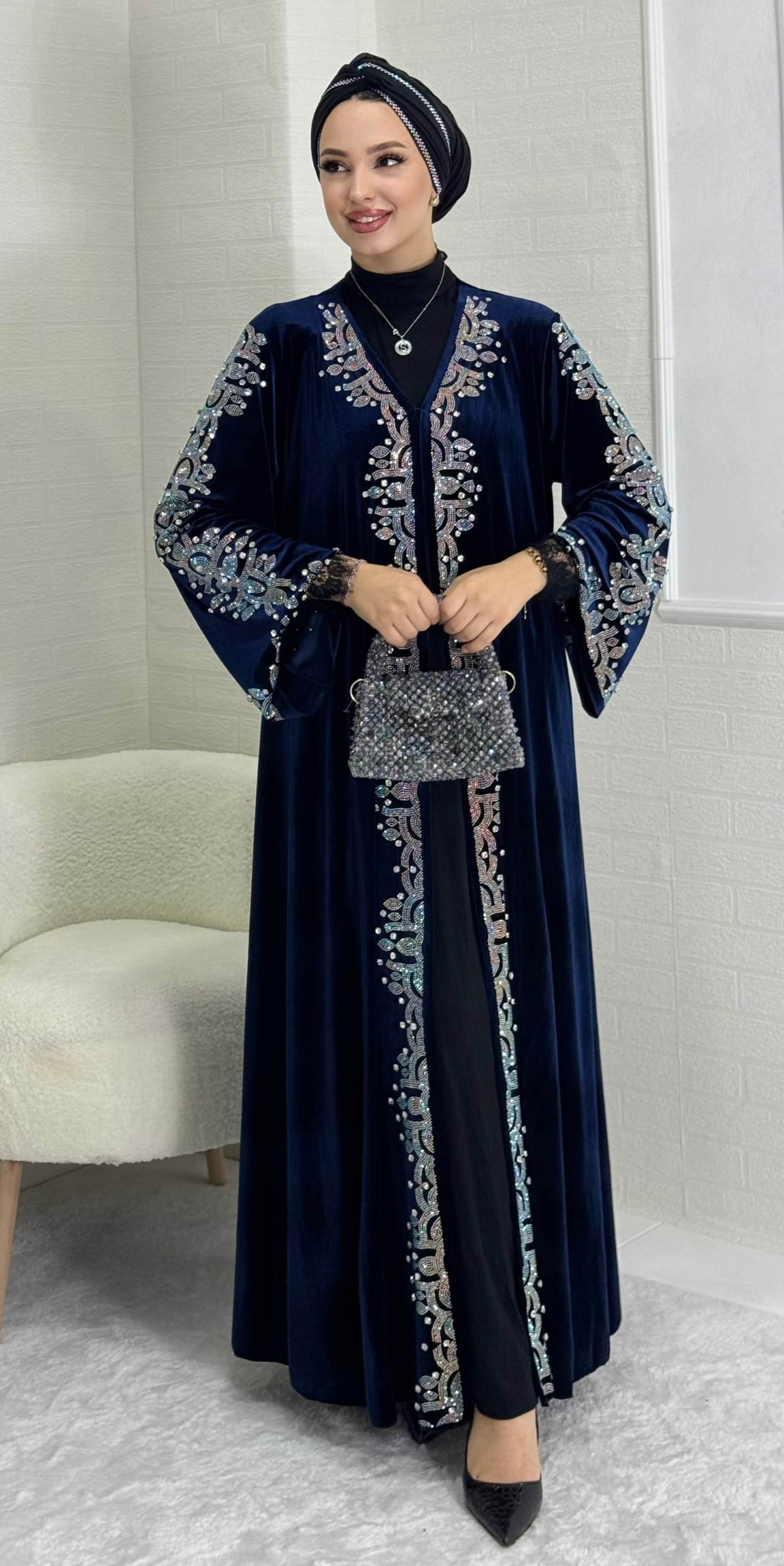 عباية مخمل أزرق أنيقة مطرزة بالكامل من الأمام والأكتاف حتى الأكمام - تصميم لامع وأنيق TM79 JSVL